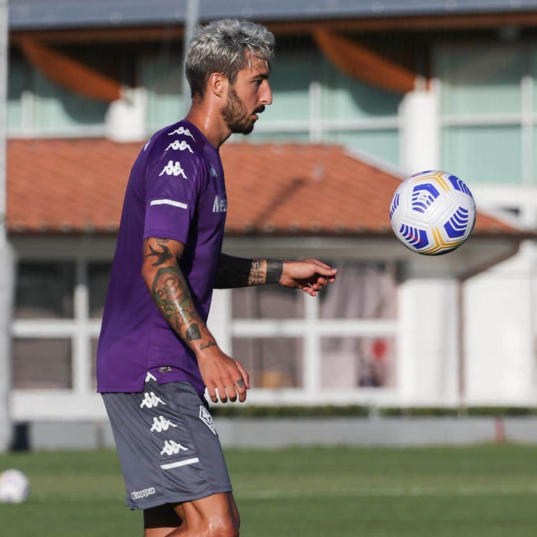 ACFフィオレンティーナさんのインスタグラム写真 - (ACFフィオレンティーナInstagram)「⚽️👀 Focused 💪  #ForzaViola 💜 #Fiorentina   #Ceccherini #Football #Training #SerieA」9月2日 16時55分 - acffiorentina