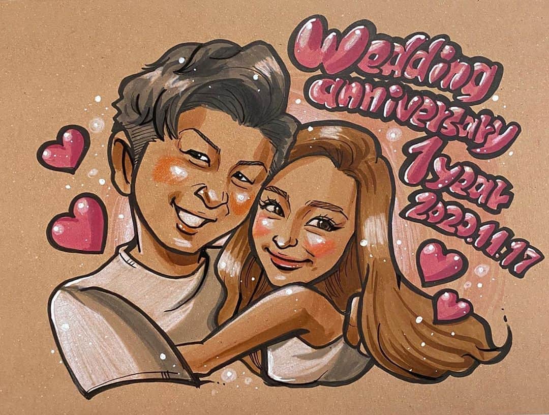 似顔絵★𝗚𝗢𝗥𝗜𝗞𝗜𝗡𝗚のインスタグラム：「. . . 先日の一枚❤️ 二枚のご依頼でしたが、 一枚のみご紹介させてください😍⭐️✨  . . #gorikingの茶色い紙シリーズ で、 美形ご夫婦を💕 奥様の顔がドタイプすぎるー😭❤️ . .  ピンクのブリンブリンのハートと文字で 大好き感だしてみました💕💕⭐️✨  . . ご依頼ありがとうございました🙇‍♀️✨ . . .  ❌❌現在は、予約受付終了してます❌❌ 。 . . .  2020年度ご予約のお客✨ 現在65番までの方へ案内中です🌟✨💕 DMの確認いただきgmailへ返信宜しくお願い致します🙇‍♀️🌟✨✨ . . . .  次回の予約応募は、2020年のご予約分を書き終える予定の 来年春から夏頃の、、、予定です。 ※あくまでも予定なので前後します🙇‍♀️ . . . .  オーダー再開の際には 人数制限あるため必ず予約ができるわけではございません。 そのことも踏まえた上で 次回ご検討いただけると嬉しいです(^^) . . また、結婚式の使用を考えてくださる方も多いです✨  前々からお伝えしていますが、 基本的に予約順に対応しているため、 近々の納期を希望される方は、 対応できないこともあるので、 あらかじめご了承ください💦 . . . . . ※今回予約が取れた方へ※ . .  写真がまだ用意できてない、入金が遅れそうなど、状況により、順番が前後することもございます‼️ あらかじめご了承ください。 。 . . . また、芸能人、キャラクターのオーダー、パロディ風オーダーはお断りしています。  芸能人については、ご本人様に直接プレゼントなどはOKです。 . . . . . . 💰料金表は過去投稿記事みてね❤💰 . . . . . ➡️ハッシュタグ⇨ goriking117料金表2019⬅️ . . ✨✨✨✨✨✨✨✨✨✨✨✨✨✨✨✨ @by.goriking のアカウントでは、 過去書かせて頂いたお客様方からの、 似顔絵のその後のお写真をいただき、 投稿しております^ - ^❤️❤️ 玄関に飾ってある似顔絵、 渡した瞬間のお写真、 ご本人とのお写真などなど💕 いろんな場面でのお写真お待ちしております^ - ^✨⭐️ . . . .  .  #似顔絵#pencildrawing#drawing#pencil#illust#painting#art#artwork#絵描きさんと繋がりたい#似顔絵師#gorikingの似顔絵屋さん#仲良し家族#仲良し夫婦#美男美人#綺麗#可愛い#ラブラブ#love#❤️#💕#beauty#Heart#nice#couple #comicart#anime#animeart#comicartist#animejapan」