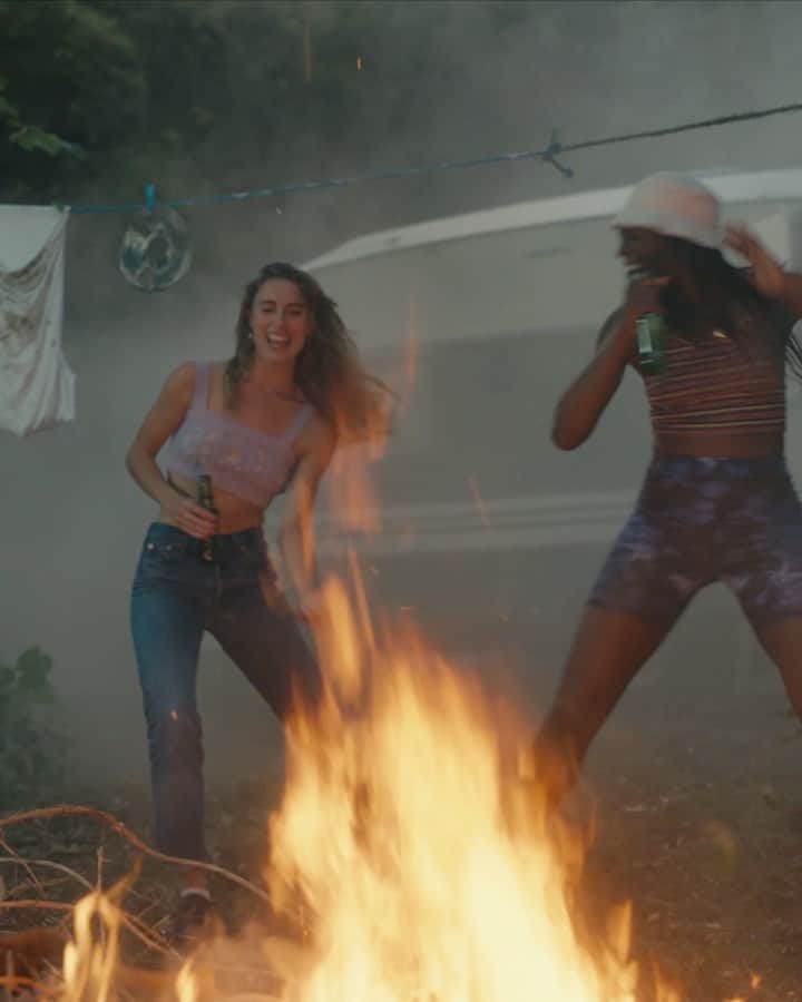 フォクシーズのインスタグラム：「Friends In The Corner is out now!  This song is really close to my heart, and I’m so glad I can finally share it with you. Thanks to @joshtriggdirector and everyone in the team that helped me bring this song to life, I absolutely adore this video. It’s about friendship, love, loss, and the recognition of how impermanent life is. In a world where connection has become so challenging we need to remember to keep each other close. xx  Link in bio」