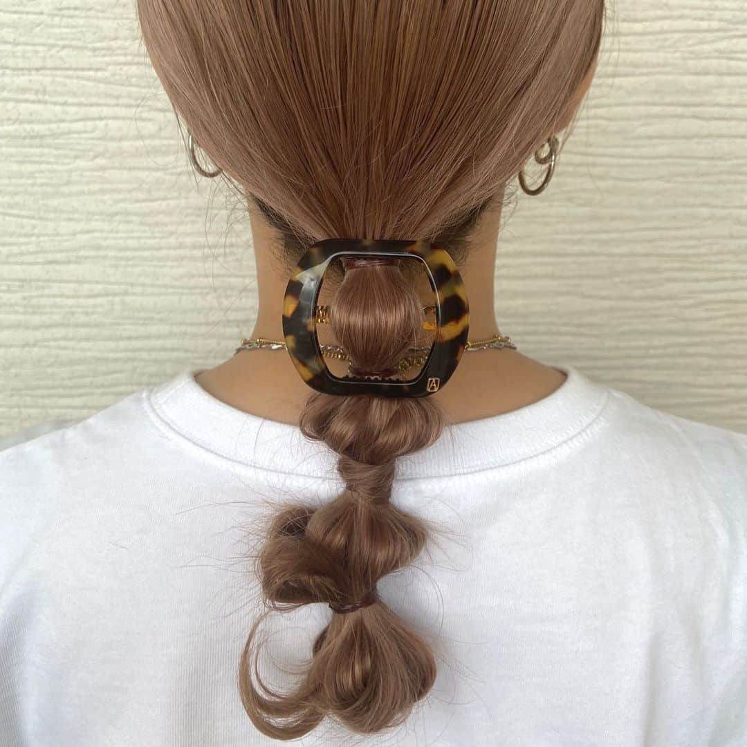 yu nakamura ヘアアレンジ hairarrangeのインスタグラム：「じゃばらアレンジ♡♡♡トップは崩さずが今っぽい♡ これ結構使える!!最近ハマってます♫  #ミリ#mm#ミリ活#ミリアンバサダー#クリームバター#SPF#コスメ#スタイリング剤#アレンジ動画 #ヘアアレンジ#アレンジ本#hair#color#一宮市#一宮市美容院#fashion #レイフィールド」