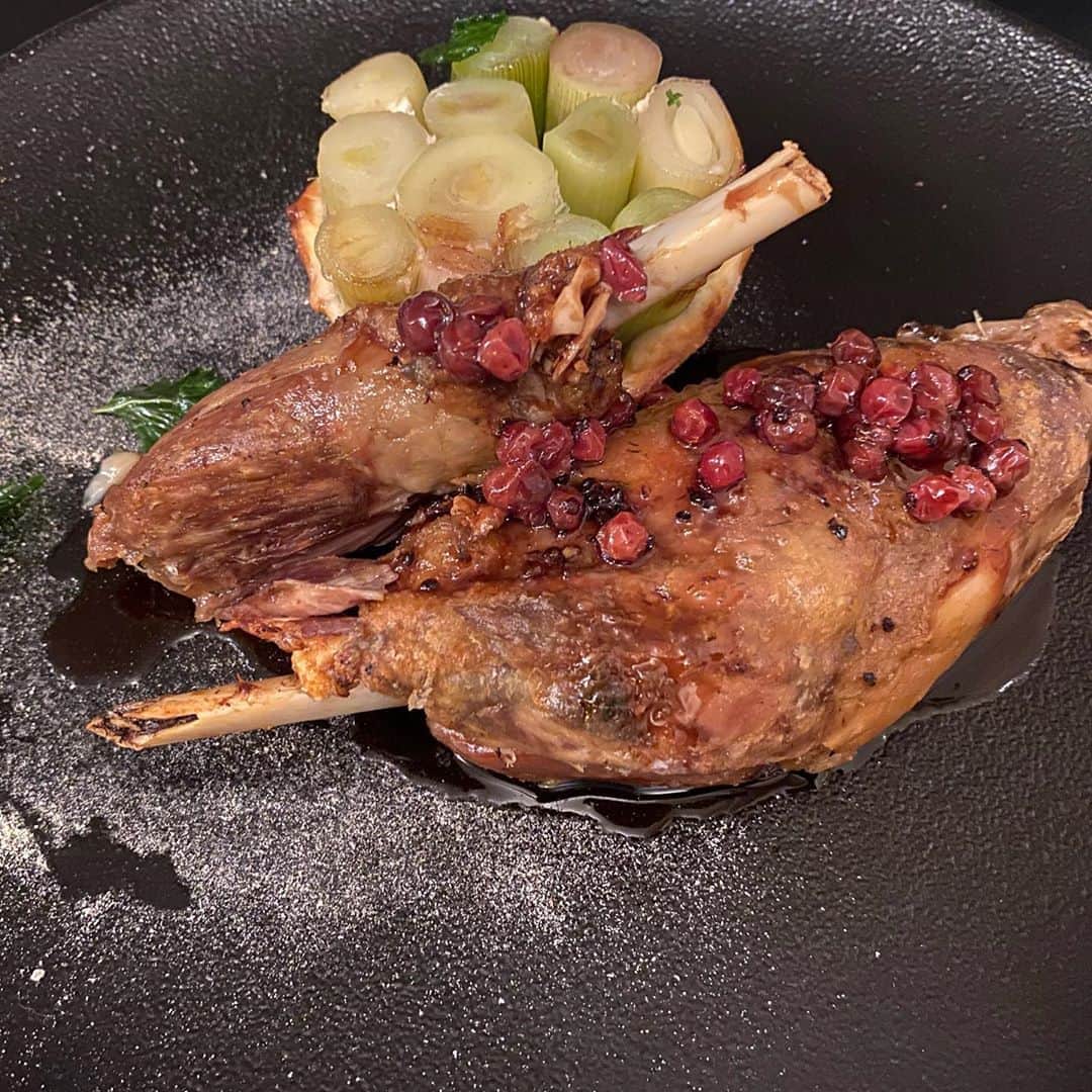 のインスタグラム：「引っ越しに疲弊して食べに出掛けた、夜ご飯。近くの席の人からは、『ようこそイスラエルへ。イスラエルで一番いいレストランに来ちゃったね！』なんて言われましたが、本当に美味しかった😋💓鴨肉に、カボチャのリゾット。デザートも別腹でぺろり。 . あ、昨日UPしたYouTube動画では、初めての外食と夜の街をリポートしてます🎤こちらも見てねー！！✨ . #jerusalem #israel #イスラエル #エルサレム #イスラエル在住 #エルサレム在住 #フリーアナウンサー #ホリプロアナウンス室 #ニュースリポーター #新田朝子 #中東 #中東在住 #海外在住 #ブログ更新 #Ameba #YouTube #YouTube初心者」