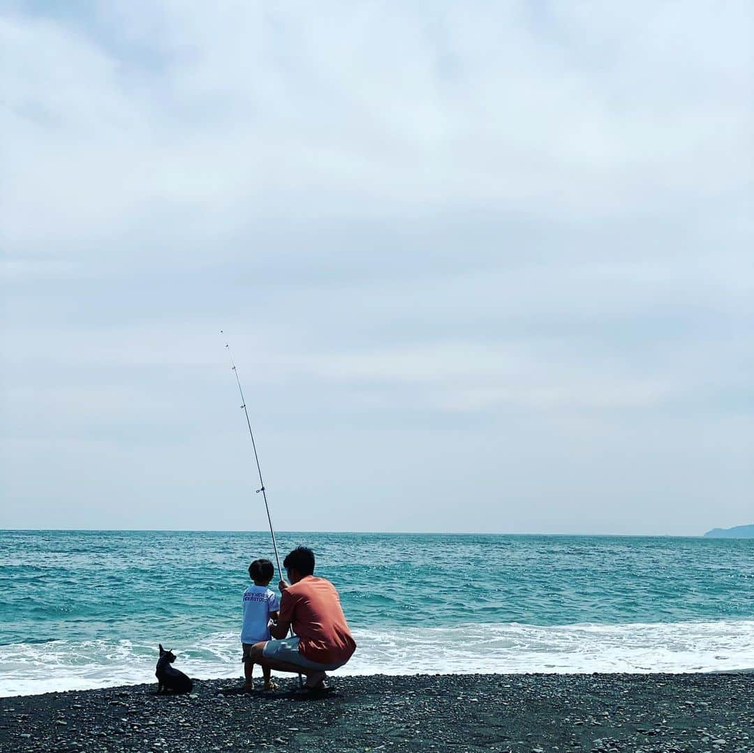 DaisukeNのインスタグラム：「🎣 . . 地元小田原の会社の裏の海。 昔はテトラも入ってなくて、キスが良く釣れたんだ。 爺ちゃんにも連れてって貰った記憶があるな。 もちろん親父にも。 そしてこうやって俺もカイリを連れて。 同じ場所で、環境は変わっても自然と続いていく。 たくさん色んなことがあるけれど、いつも「simple」に生きていたいな✌️  ちなみにこの日はボウズ（釣果０）😂  #simple #fishin #fish #fishing #familia #fam #son #sonanddad #🎣 #🌊」