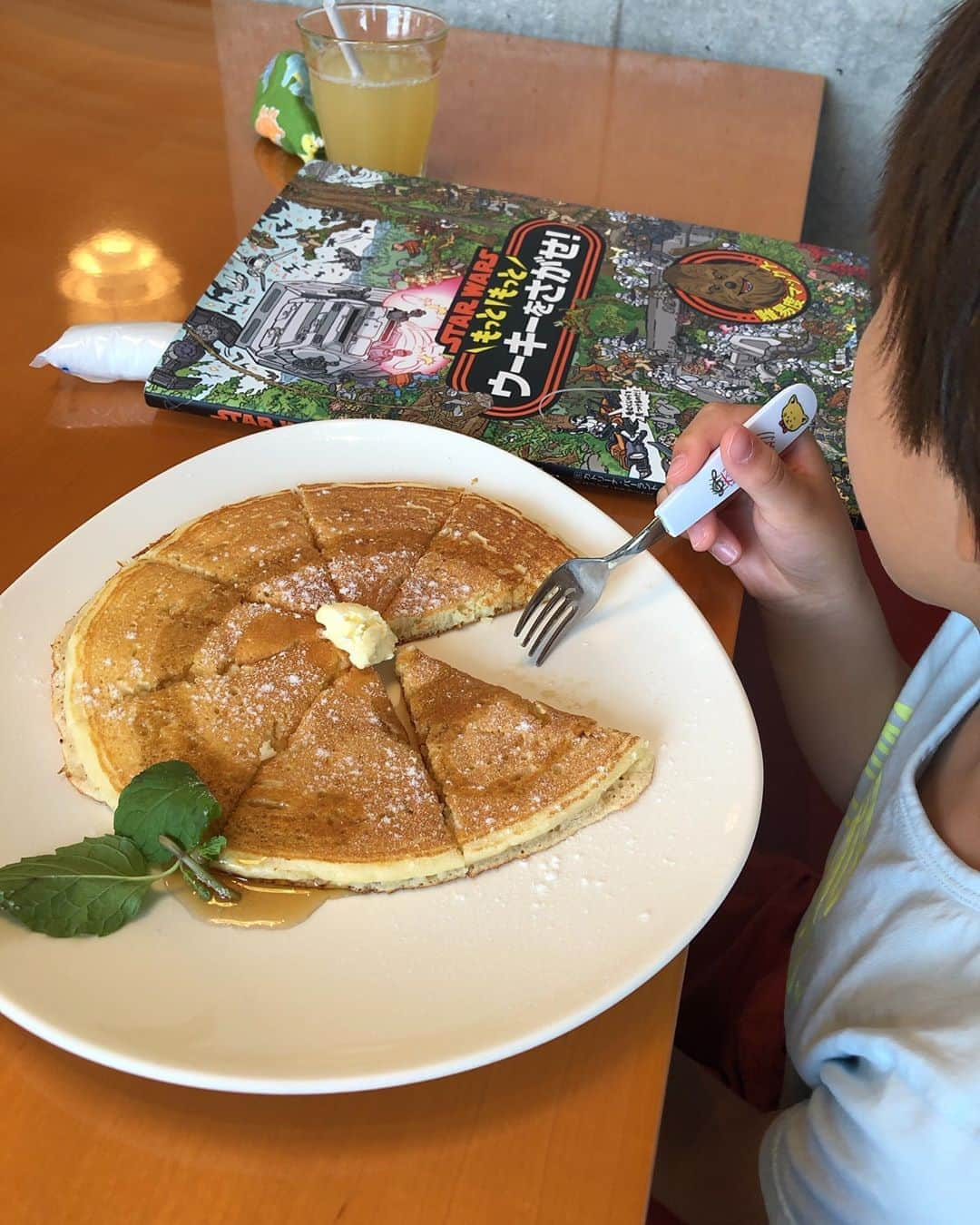 吉原珠央さんのインスタグラム写真 - (吉原珠央Instagram)「夏の終わり♫  大きなパンケーキも1人で食べられるようになった夏🌻  どちらのご家庭もきっとそうだと思いますが、学校のこと、習い事のスケジュールのことを頭の中で整理しながら走る毎日といった感じです。  頭の回転スピードを上げていかないと😅  #パンケーキ #夏 #短く感じる #夏の終わりは #いつも寂しい #けれども #秋も楽しみ #子供のいる暮らし  #夏休み明け #スケジュール #やることリスト」9月2日 17時02分 - tamaoyoshihara