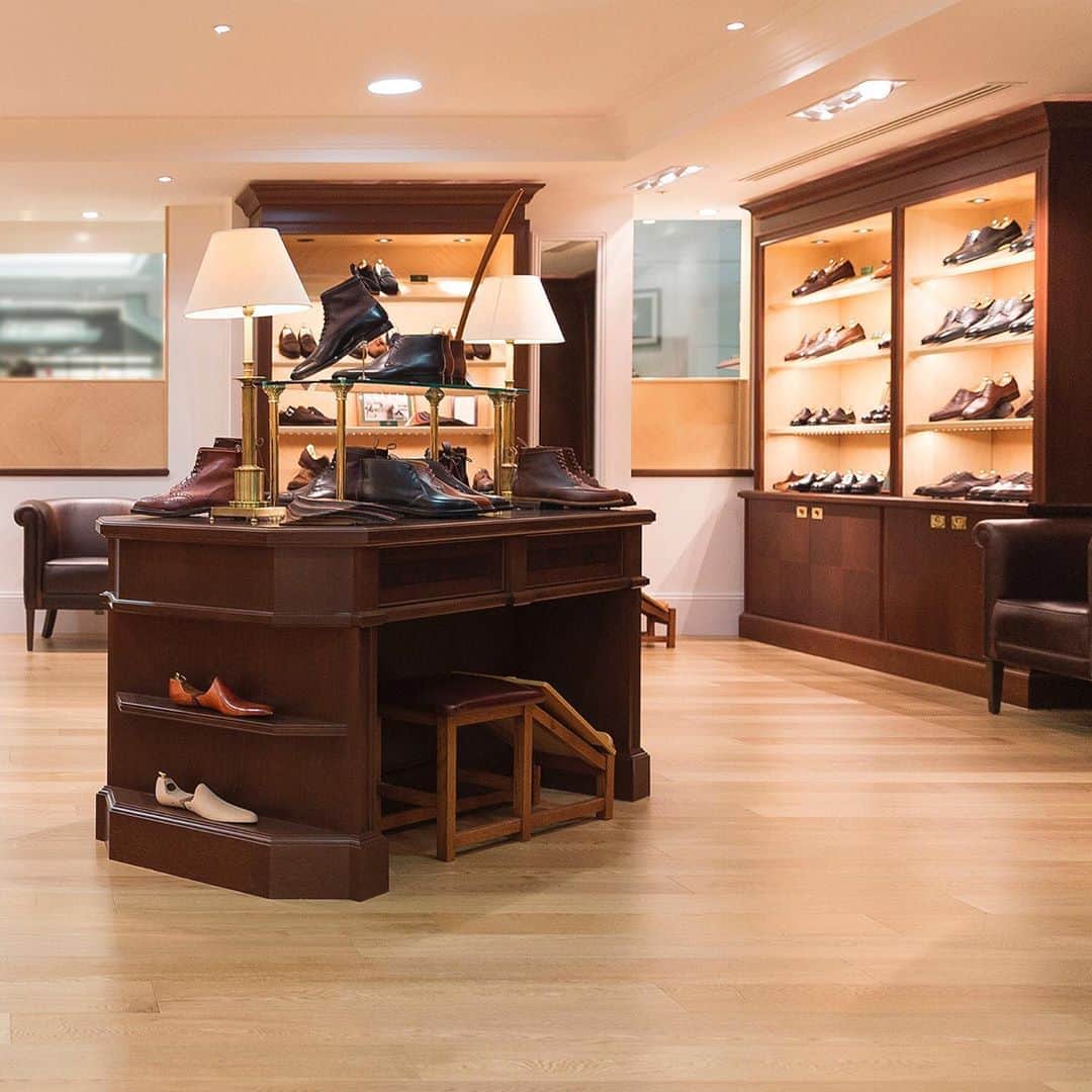 のインスタグラム：「Canary Wharf - Our Retail stores are open, working to a number of safety measures that closely follow Government guidelines. Our staff remain committed to providing you with a warm and welcoming environment, as has always been the case at Crockett & Jones. . #crockettandjones #madetobeworn #retail」