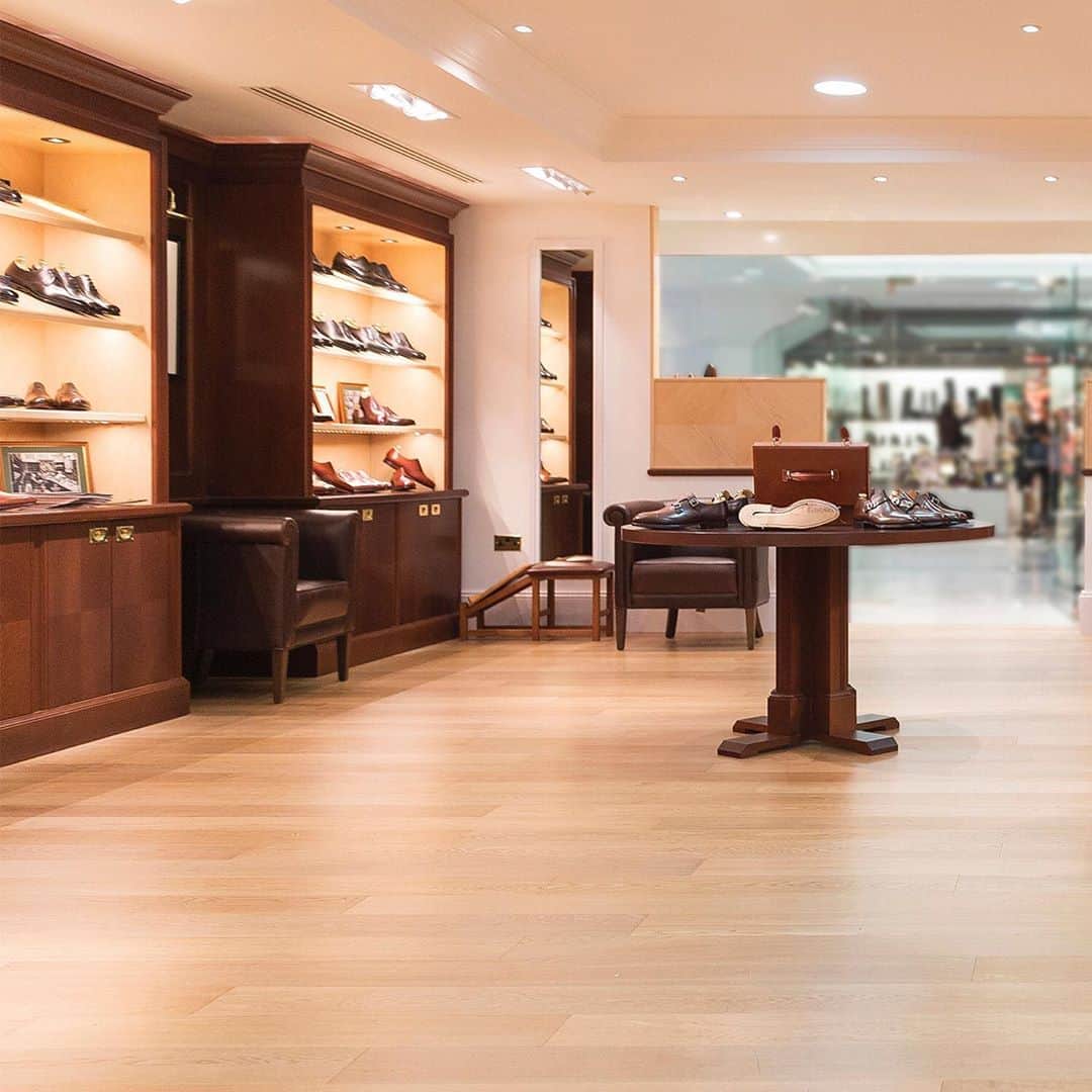 のインスタグラム：「Canary Wharf - Our Retail stores are open, working to a number of safety measures that closely follow Government guidelines. Our staff remain committed to providing you with a warm and welcoming environment, as has always been the case at Crockett & Jones. . #crockettandjones #madetobeworn #retail」