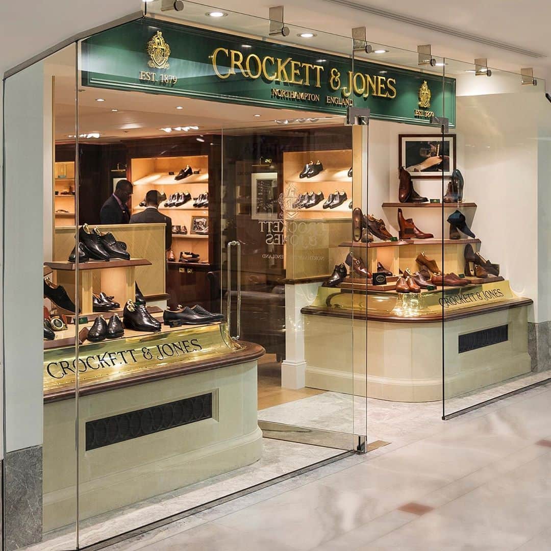のインスタグラム：「Canary Wharf - Our Retail stores are open, working to a number of safety measures that closely follow Government guidelines. Our staff remain committed to providing you with a warm and welcoming environment, as has always been the case at Crockett & Jones. . #crockettandjones #madetobeworn #retail」