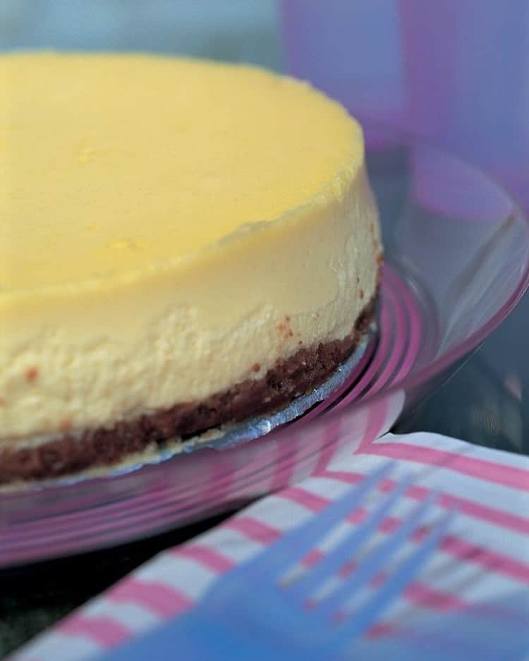 ナイジェラ・ローソンさんのインスタグラム写真 - (ナイジェラ・ローソンInstagram)「#RecipeOfTheDay is from the mists of time, but a perennial joy: Chocolate Lime Cheesecake, inspired by the boiled sweets of my childhood! .  To get the recipe, click on link in bio. And to do that, tap on my name, which will take you to the page that has a link on it that says “nigella.com/instagram”. When you click on that link, it will take you to a page of photographs. Click on the picture in question and it will give you the recipe!  . Photograph by Francesca Yorke」9月2日 17時04分 - nigellalawson