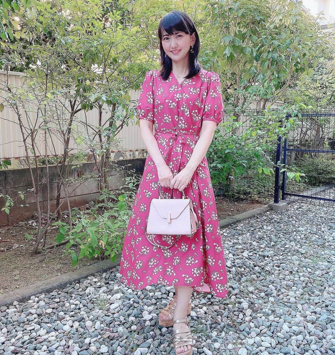 三浦泉さんのインスタグラム写真 - (三浦泉Instagram)「* ♩.:*・♪・*:.♬.:*・♩*:.♬.:*・♩・♪:.♬  コーデ👗👠👜💓  👗⇨♡ @31sonsdemode   👜⇨♡ @valextra   👠⇨♡ @jillstuart.jp   💎⇨♡ #izumile  *  @31sonsdemode の 花柄ワンピ　着やすい💕  　  ♩.:*・♪・*:.♬.:*・♩*:.♬.:*・♩・♪:.♬ #コーデ #コーディネート #code  #cordinate  #izumiコーデ　🎀 #izumileコーデ #イズミールコーデ #31sonsdemode  #valextra  #jillstuart  #トランティアンソンドゥモード  #ヴァレクストラ  #ジルスチュアート  #大人可愛い #大人可愛いコーデ」9月2日 17時08分 - princessizu1201