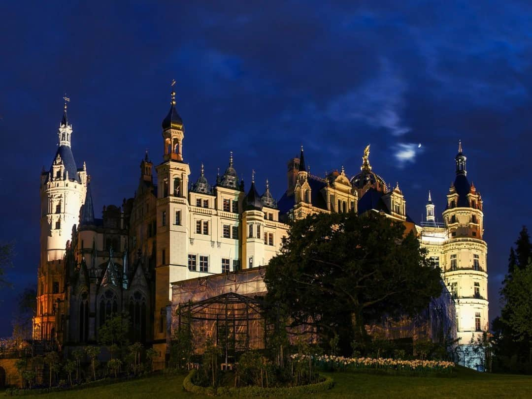 National Geographic Travelさんのインスタグラム写真 - (National Geographic TravelInstagram)「Photo by @babaktafreshi  The first quarter moon shines through the clouds over the historic Schwerin Castle. Located in northeastern Germany, the palace currently serves as the seat of the local state parliament. It is regarded as one of the most important works of Romantic historicism in Europe. Explore more of the world at night @babaktafreshi. #germany #castle #schwerin」9月2日 17時08分 - natgeotravel