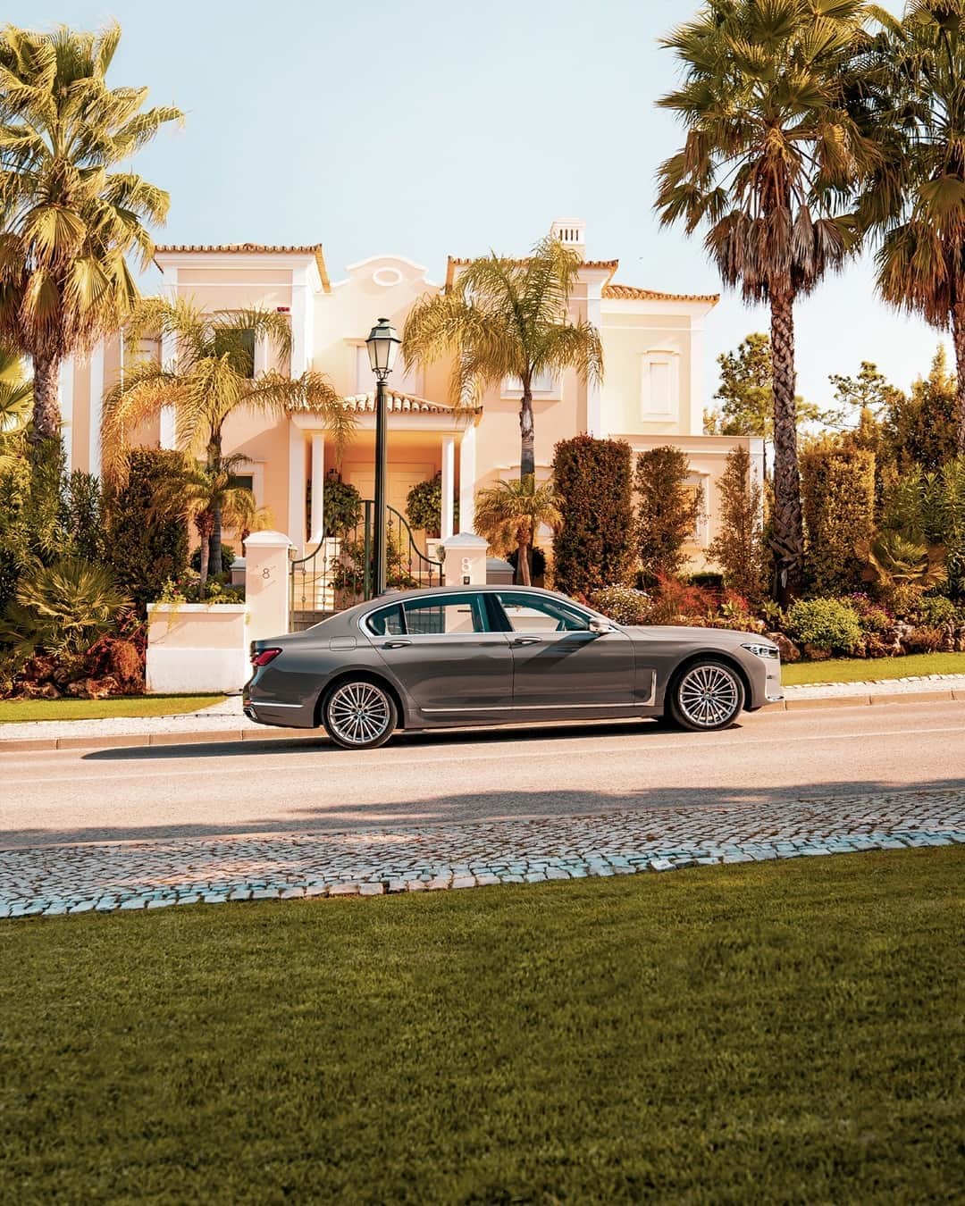 BMWのインスタグラム：「Result of high expectations. The BMW 7 Series Sedan. #THE7 #BMW #7Series __ BMW 745Le xDrive Sedan: Energy consumption in kWh/100 km (combined): 16.2–15.8. Fuel consumption in l/100 km (combined): 2.5–2.3. CO2 emissions in g/km (combined): 57–52. Further information: www.bmw.com/disclaimer.  	 Acceleration (0-100 km/h): 5.1 s.」