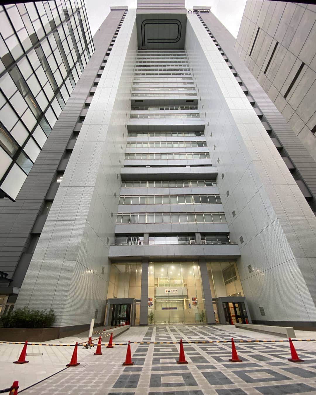のインスタグラム：「現在市ケ谷キャンパスでは、55・58年館建替工事の囲いを設置していますが、一部工事の囲いが外れました。 #法政 #大学 #法政大学 #市ケ谷 #キャンパス #ボアソナードタワー #曇り空 #hosei #university #cloudysky」