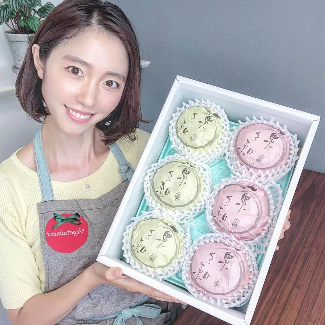 菅野広恵さんのインスタグラム写真 - (菅野広恵Instagram)「＊＊＊﻿ おかげさまで、ご好評頂いております﻿ 上品な味わいの「あきばえ」梨セット﻿ 日本一甘い「しんかんせん」梨セット﻿ ﻿ あきばえは、9月10日ごろまでで終了！﻿ しんかんせんは、9月15日ごろまでで終了！﻿ 私も特に大好きな2種類の梨なので、もっと長くやって欲しい気持ちはあるんですが、、、﻿ ﻿ 期間が短いのに理由があるんです！﻿ それは、、、旬にこだわり、促進剤は一切使わず、早摘もせず、自然完熟にこだわっているため、お客様へお届けする最適なタイミングで収穫をし、お届けをしているので、　 栄養価も最高！美味しさも1番いい状態の物を自信を持って必ず送っているからなんです🥺‼︎﻿ 手間暇はかかりますが、なんて男前！愛があるなと農家さんのお話を聞いて思います😭✨﻿ ﻿ でも、だからこそここまでの梨が出来上がるんだなと取材へ行きまた食べて私も感じてます。﻿ ﻿ ﻿ このシーズンの梨のご紹介﻿ 🔶秋栄（あきばえ）の特徴まとめ🔶﻿ ①甘味が強くショ糖が多いため、上品な味わいでシャキシャキ食感。﻿ ﻿ ②熟して食べると蜜がほんのり入ってさらに美味しく！﻿ ﻿ ③赤梨の中でも日持ちがいい。﻿ ﻿ ※鳥取県で作るひろおかファームさんは7種類以上作る梨の中で1番好きな梨とのこと😊﻿ ﻿ ﻿ 🔶新甘泉（しんかんせん）の特徴まとめ🔶﻿ ﻿ ①日本で一番糖度の高い梨！そのため甘い梨が好きな方におすすめ。﻿ ﻿ ②食感はシャリシャリし果肉は柔らかめ。小さいお子様にも食べやすい品種です。﻿ ﻿ ③鳥取県オンリーブランド！貴重な梨です。﻿ ﻿ ※私もはじめて食べた時感動しました！﻿  ちなみに！梨セットは、2個セット4個セットでも送料は1個のものと同じなのでお得です^ ^ ﻿ ﻿ --------------------﻿ ﻿ ご予約は　@vegetaiment or @hiroesugano プロフィールリンクよりご覧ください♡﻿ 分からない方はDMください🙆‍♀️﻿ ﻿ -------------------- ﻿ HIROEのイチオシ農産物通販とは、﻿ 私自身が実際に取材に行った生産者さんや、食べて感動した食材などをご紹介しています。 その他、HIROEのイチオシ農産物の通販はHPよりご確認いただけます＾＾﻿ --------------------﻿ ﻿ 是非この機会に「ひろおかファーム」さんの味を知って頂く機会になればと思います^_^✨﻿ ﻿ ﻿ ・﻿ ・﻿ #hiroeのイチオシ農産物通販  #体にいいこと　#子供に食べさたい　#体が喜ぶ食事  #美肌　#食改善　#美味しい野菜　#農家さんと繋がりたい #野菜販売　#産地直送　#農家直送　#産地直送野菜  #野菜通販　#レシピ　#cooking  #野菜好き　#野菜好きな人と繋がりたい　#梨　#vegetaiment  #美味しい梨　#果樹園　#美味しいもの好きな人と繋がりたい  #美味しい果物　#旬の食材  #旬の果物  #旬  #旬の野菜　#特産品　#お歳暮　#ギフト」9月2日 17時16分 - hiroesugano