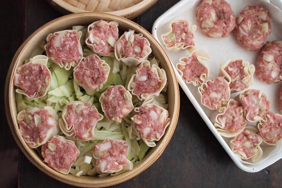 Rocoさんのインスタグラム写真 - (RocoInstagram)「09.02 晩ごはんは餃子の皮を使って焼売。涼しくなってきたから久しぶりに蒸籠で蒸して。(肉餡はたくさん作ったのでお弁当用にも) 餃子の皮は焼売の皮に比べてしっかりしているので(少し厚めなので)包みやすかったです。  #rocoごはん  #シュウマイ#焼売#蒸籠#照宝」9月2日 17時26分 - rororo_roco