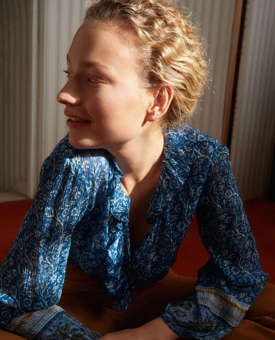 バネッサ・ブリューノさんのインスタグラム写真 - (バネッサ・ブリューノInstagram)「Notre blouse imprimée Peio en viscose et soie : légèreté et délicatesse !⁠⠀ ⁠⠀ Our printed Viscose and Silk Peio blouse: light and delicate.⁠⠀ ⁠⠀ #vanessabruno #fallcollection #essentials #printsandpatterns #VanessaBrunoFlowers⁠⠀ ⁠⠀」9月2日 17時27分 - vanessabruno
