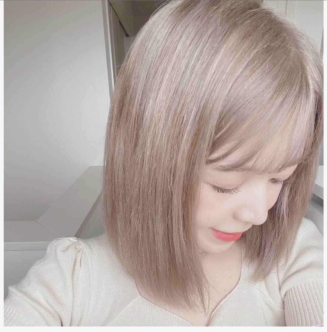 二宮璃子さんのインスタグラム写真 - (二宮璃子Instagram)「久々に明るくして髪の毛も切った✂️♡ 透明感ある色で可愛い🥺🌷 外で見たときの髪色が好きすぎて お気に入り♡♡ 自分で撮るの難しかった🤣🤣 #ハイトーン　#ベージュカラー　#ヘアカラー　#ままカラー　#ままヘアカラー　#ボブヘアー #前髪」9月2日 17時27分 - riixten