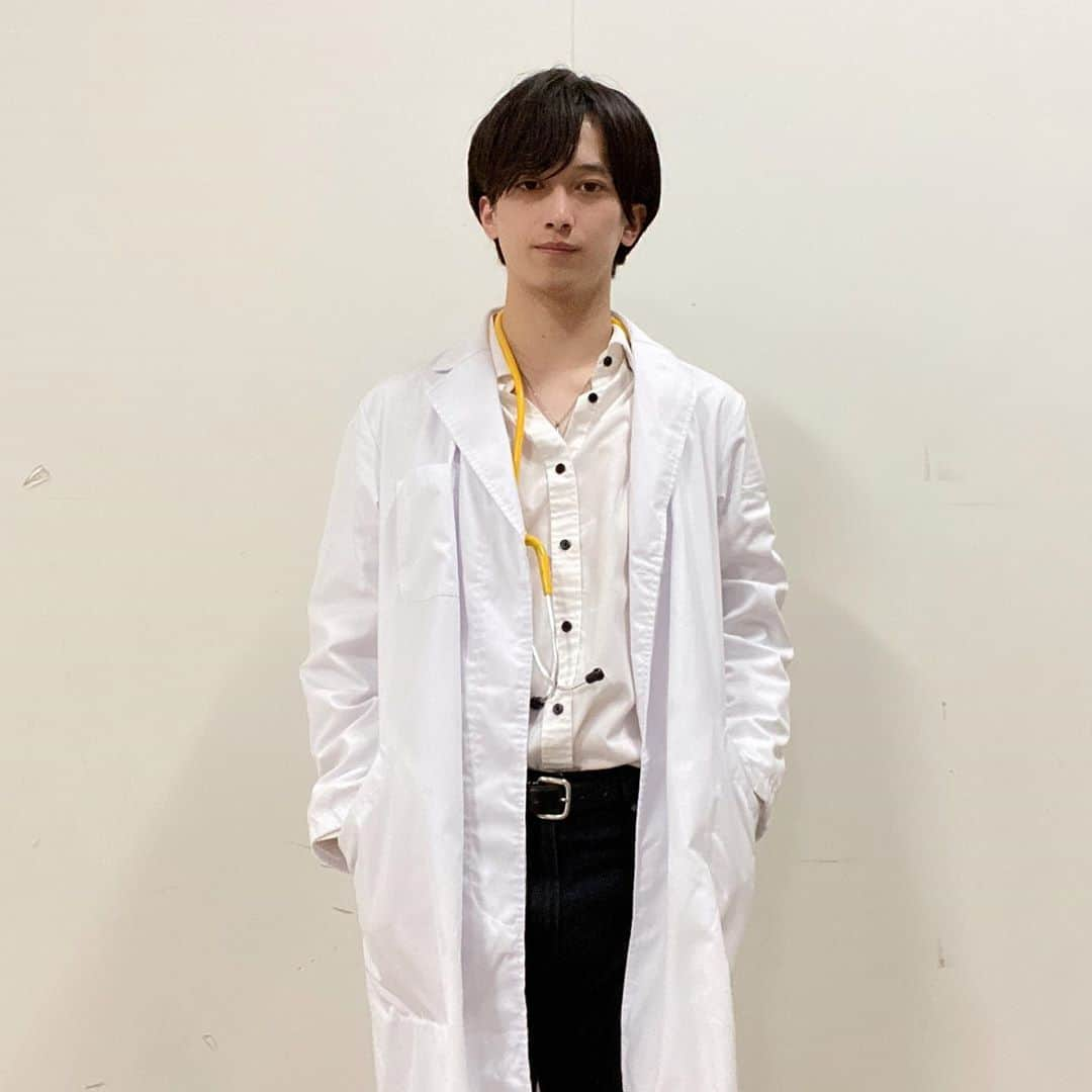 中村昌樹のインスタグラム：「. 適当そうでめちゃくちゃ凄腕の医者👨🏻‍⚕️ . どうですか？☺︎ . #九星隊 #ナイスタ #ナインスターズ #医者 #doctor #お医者さん #👨🏻‍⚕️ #白衣 #白衣男子 #コスプレ #衣装 #凄腕 #最強 #どんな病気も治るらしい」