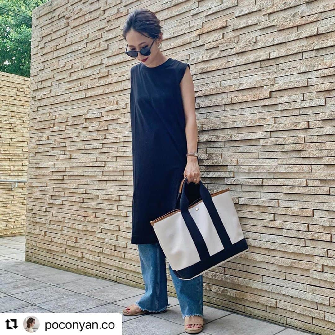 TOPKAPI / トプカピさんのインスタグラム写真 - (TOPKAPI / トプカピInstagram)「#Repost @poconyan.co with @make_repost ・・・ . 前々からちょこっと登場してた @topkapi_official のトート。 キャンバス素材でないので 大人っぽく品があって可愛い！ しかも軽くてしっかり入る👏🏻 母の家に1泊した時のコーデです✨  いまなら 【TOPKAPI07AUG】を入れると このBAGが1000円OFFに！ ストーリーにリンク貼っておきます🤍🤍  #TOPKAPI  #トプカピ  #TOPKAPIBREATH #トプカピブレス」9月2日 17時22分 - breath_official_