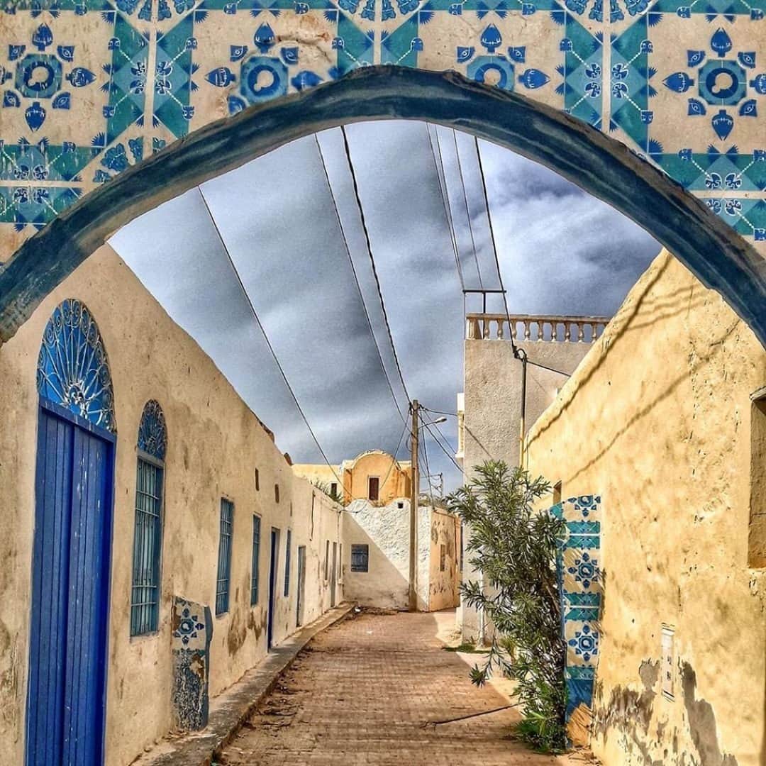 エールフランスのインスタグラム：「Turquoise sur fond pastel :  découvrir les beautés cachées de Djerba, au détour d'une ruelle 💙 📸 @quandjemebalade  Turquoise on pastel background: the hidden beauties of Djerba, at the bend of an alley 💙 📸 @quandjemebalade  #AirFrance #EnvieDailleurs #wanderlust #travel #Djerba #views #Tunis #travelspic」