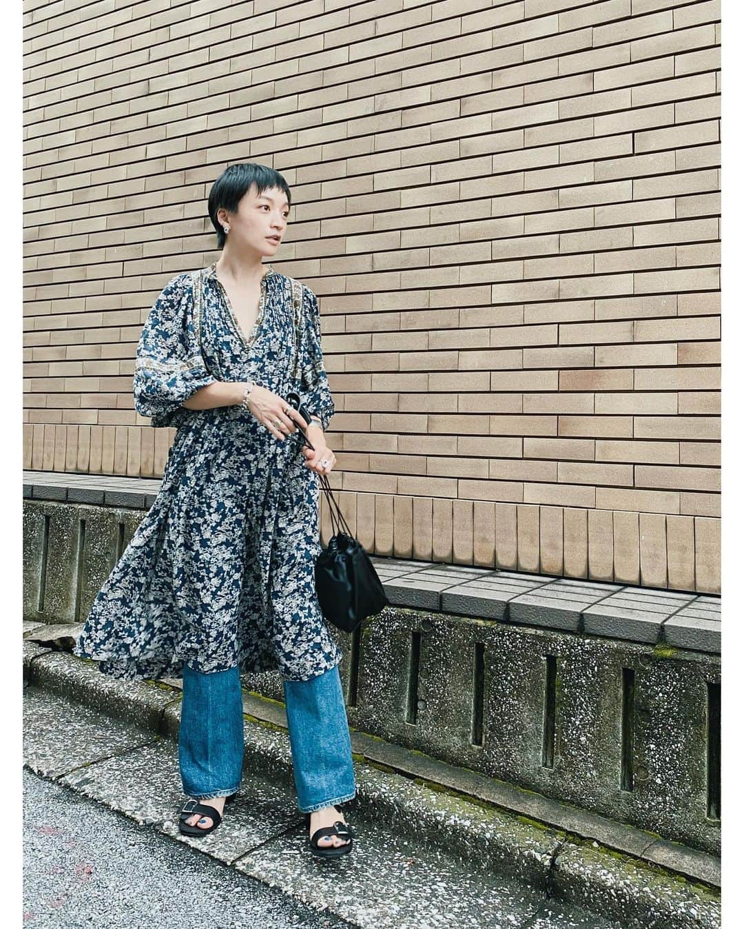 高山都さんのインスタグラム写真 - (高山都Instagram)「撮影からの打ち合わせ2本の水曜日。 最後は古巣の東京FMにて。 はぁーー毎日濃い。でも、明日は休みだ！やっほーい！ 今日の #都ふく カゴバッグからレザーの巾着。 同じ洋服でも、合わせる小物が少しずつ重たくなっていくと秋が来るんだなーと感じます。 あと、袖付きの洋服を着るようになりました。笑 とは言え、まだまだ昼間は暑い。 すーすー軽いインド綿最高。 one-piece @isabelmarant  denim @citizensofhumanity  bag&sandal @jilsander」9月2日 17時30分 - miyare38