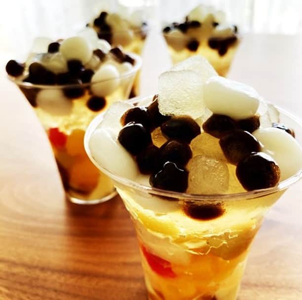 のインスタグラム：「【おすすめ！#アイスボックスレシピ】 今日も一日お疲れ様です！ アイスボックスレシピでおいしくクールダウンしませんか？  「マピロンさん」が考案してくれた 『アイスボックスとゼラチンを使ったデザート』  下の層からプリン→フルーツ缶→缶汁とゼラチンで作ったゼリー→タピオカ・白玉・ICEBOX。冷えモチシャリプルン♪とした食感でお腹いっぱい！アイスボックスがじんわり溶けてグレープフルーツの味が混ざっていく感じも良かったです^o^   #アイスボックス #ICEBOX #プリン #ゼラチン #タピオカ #白玉」