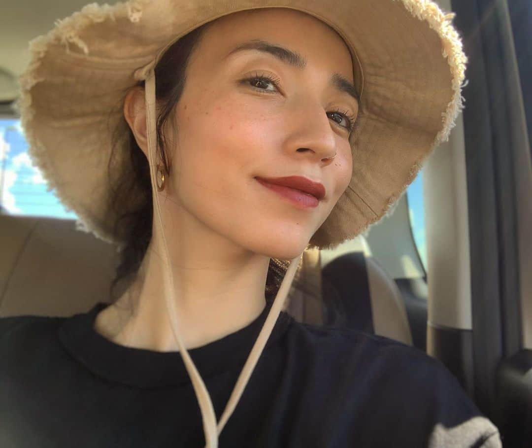 菊井亜希のインスタグラム：「まだまだ日差しは暑いけど、 メイクから少しずつ秋仕様へ♡  愛する @threecosmetics  のAUTUMN COLLECTION.   アイシャドーのパレットは、クリームタイプだから指でサッと伸ばしてレイヤーを楽しめる。使いやすさ満点🥭 いつもぐっと心を掴んでくれるリップは、今回の新色もお気に入り♡ マスクしてても、絶対にリップだけは欠かしたくない💋 外した瞬間に、綺麗な色の唇が見えたらドキっとしない？😘笑 threeのネイルポリッシュは、速乾性があるから、ついついアートしたくなっちゃって😊色々チャレンジした中で、今はシンプルなdot気分🦦」