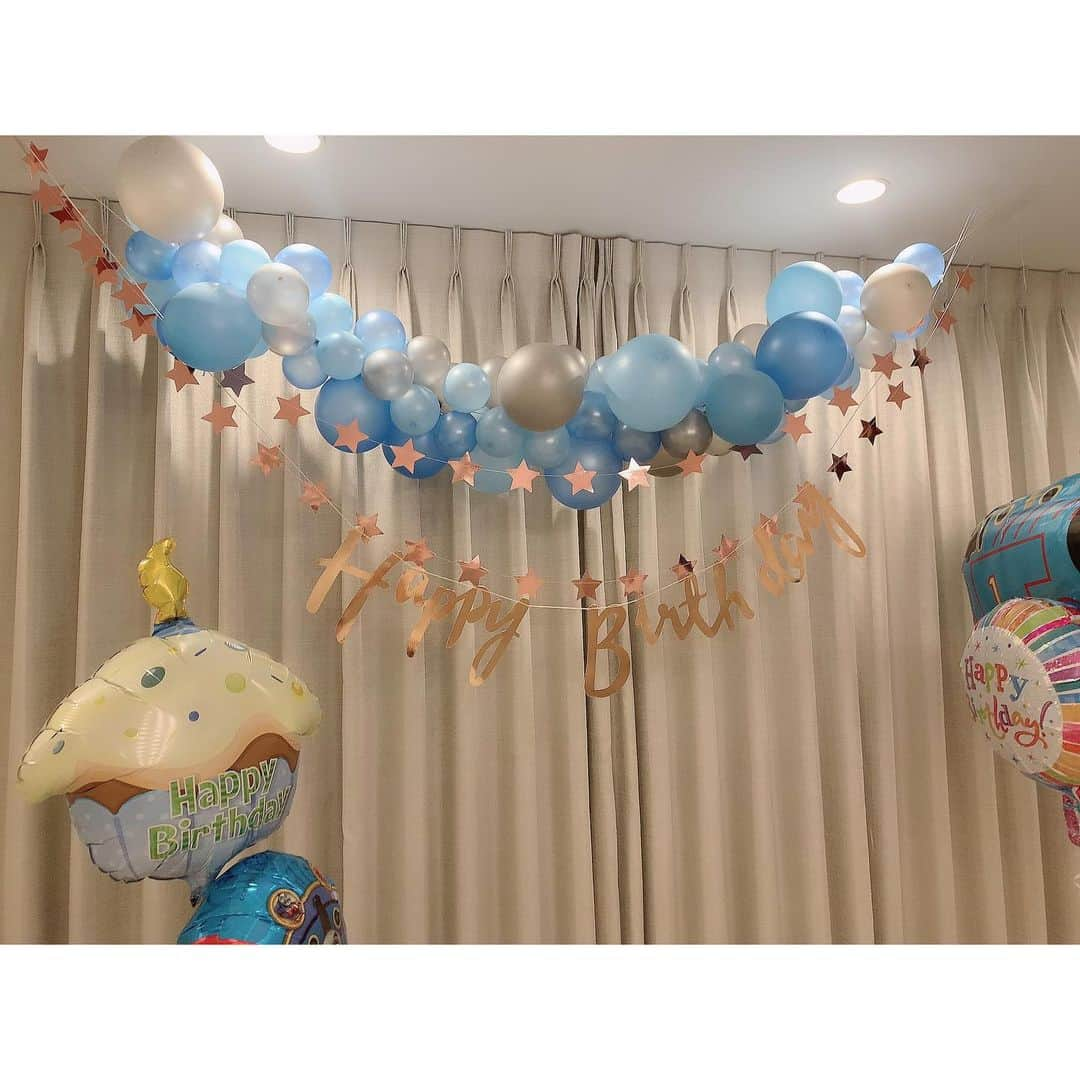 川崎希さんのインスタグラム写真 - (川崎希Instagram)「おちびーぬのお誕生日に作った風船のガーランド🎈💓💓💓  かなり作るの大変だったんだけど 天井に飾り付けたら重さに耐えきれず何回も取れちゃうから誕生日当日には結局床置きになったよ😂  がんばったのに〜笑  #ガーランド #飾り付け」9月2日 17時33分 - kawasakinozomi