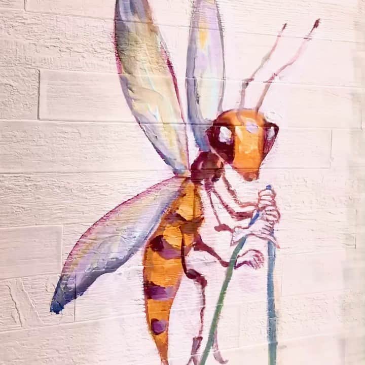 チアキコハラのインスタグラム：「蜂🐝Bee🐝 最近美容院の中をペイントさせていただいてます！✂︎✂️ またちょくちょくあげますね🐝 . #これは蜂です手があるけど #artwork #art #illustration #acrylicpainting #wonderland #Livepaint #drawing #painting🎨」
