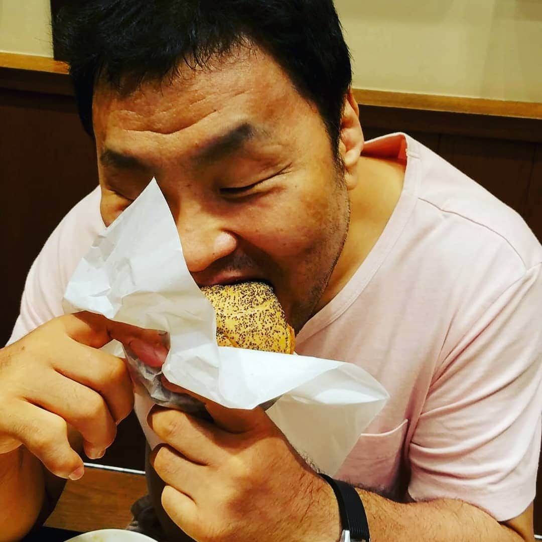 金原弘光のインスタグラム：「はじめてハワイのハンバーガー🍔KUAAINAを食べた❗ １個でお腹いっぱいになったよ🎵 アロイ～⤴アロイ～⤴ #ハンバーガー #kuaaina  #ハンバーガー」