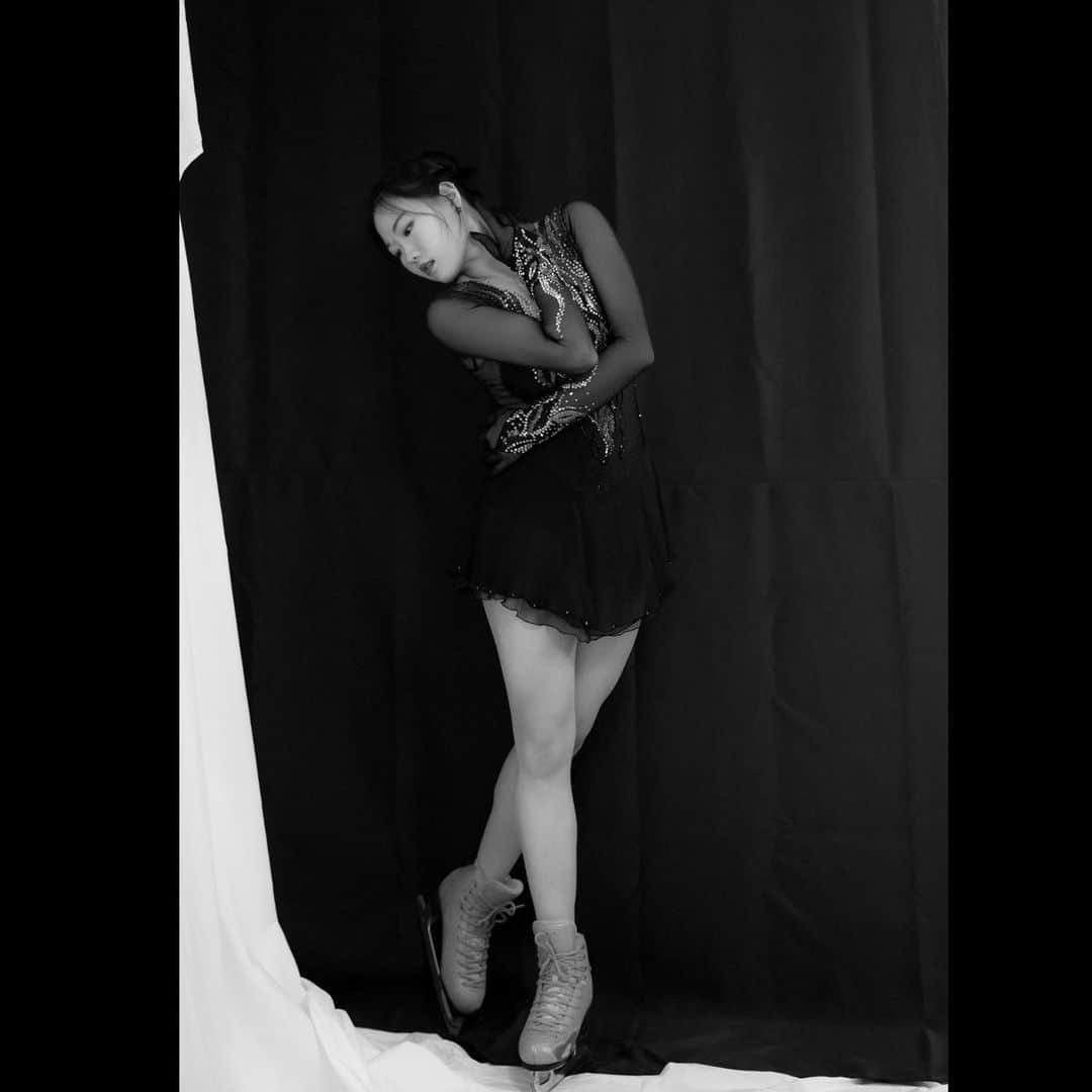 金海珍のインスタグラム：「6년만에 다시 입은 블랙스완 :) 너무 오랜만에 의상입어서 설레고 추억돋았던 시간이었다ㅎㅎ  @joshuafactory 멋진 사진과 추억 감사합니다🖤 . . #haejinkim #blackswan」