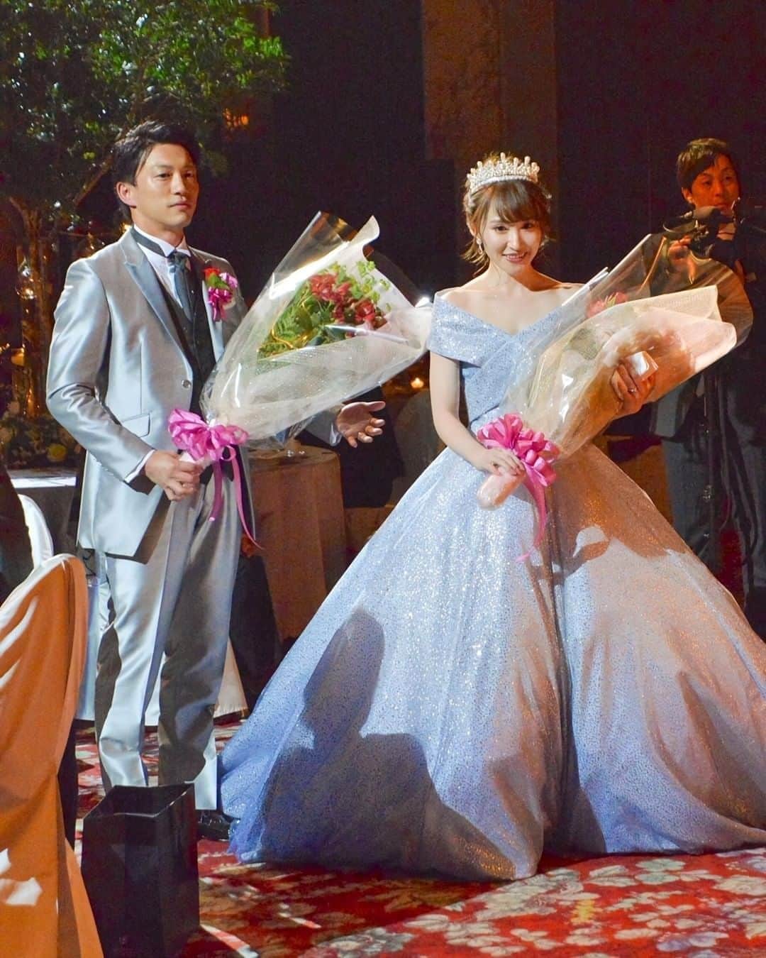 のインスタグラム：「@farny_weddingをフォローして #プラコレ #farnyレポ を付けて投稿してくださいね♥ . :-: :-: :-: :-: :-: :-: :-: :-: :-: 本日紹介したいウェディングフォトは・・・ @sm_wd1910さん♡ . ご両親への花束贈呈シーン*  煌くシンデレラドレスが 披露宴会場に華やかに彩ります✨ 大ぶりなティアラを合わせて、 本物のプリンセスのよう..💙 . \\花嫁ライター募集中// @farny_wedding の DMより”Farny 花嫁ライター希望”とお送りくださいね◎ 担当者から折り返しご連絡さしあげます⁂ . \\花嫁アプリ // プロのアドバイザーに結婚式の相談を何度でも♡ ウェディングドレスの記事や、 自分のウェディングレポを残せちゃう♡” . ＞＞＞TOPのURLからcheck ⋈ @placolewedding ＞＞＞結婚のご相談は プラコレウェディングアドバイザーへ♡ @wedding_adviser ＞＞＞ウェディングレポを残したいなら、 farny by プラコレをcheck ✎ @farny_wedding ＞＞＞ウェディングアイデア＆DIYは ドレシーアイデアcheck ❁ @dressy_idea . ┈┈┈┈┈┈┈┈┈┈┈┈┈┈┈┈┈┈┈ #プレ花嫁 #卒花嫁 #結婚準備 #結婚式 #結婚式場 #当日レポ #撮影指示書 #weddingtbt #ウェディングフォト #ブライダルフェア #卒花しました #farnyレポ #前撮り #2020秋婚 #2020冬婚 #挙式 #令和花嫁 #全国のプレ花嫁さんと繋がりたい #シンデレラドレス #グリッタードレス #披露宴 #花束贈呈 #シンデレラ #ティアラ #プリンセス #ディズニーウェディング」