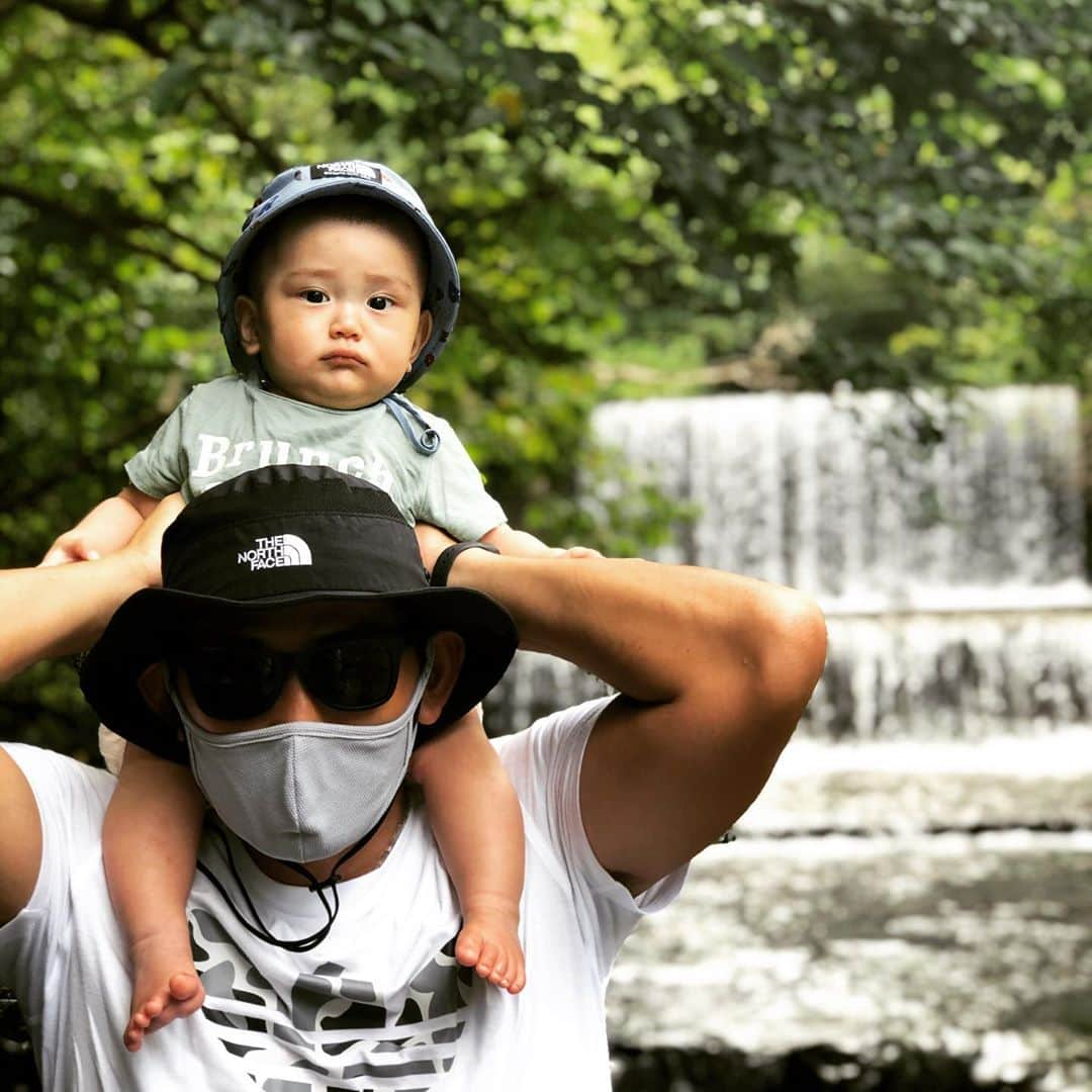 中川大志さんのインスタグラム写真 - (中川大志Instagram)「夏の思い出。 子供達の今年の夏休みは少し可哀想だったけど良い思い出になってたら嬉しいな。  #夏の思い出#夏休み#川遊び#魚釣り#息子#可愛い#水嫌い#肩車」9月2日 17時45分 - taishi_nakagawa