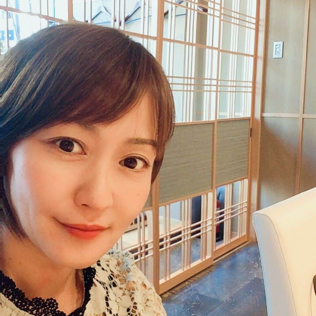 あだち理絵子さんのインスタグラム写真 - (あだち理絵子Instagram)「いつぞやのしーすー  #寿司藤やま さん  #新地鮨ゆうじろう 出身の 若き大将が2月にオープンさせてお店です。  白木のカウンターと店内 スッキリ大人な空間です。  正面にデーンと #氷室  写メ撮ってないけど 氷の冷気でネタを保冷してるんだって。  #江戸前赤酢  #ひのひかり のシャリが口の中でパラリとほどけとにかく美味い  季節によって割合を変えてるんだって 夏だし、ほんのり程度、お米も硬めに炊いてるんだって。  赤酢って、店によっては 食べ重ねるとくどく感じる事もあるから怖いんだけれど こちらは最後まで美味しくいただきましたっ💖  イカ、ズケ、うに、トロ 最高やった！  穴子白焼きはちょいと生臭かったのと トロたくが甘すぎて多過ぎた😆  この日はリッチなコースにして お腹はちきれんばかりになったけど  ランチは 4000円コースがあるし、 個室もあるから 女子会でまた使いたいな😋  大将は決してシュッとしてなくて、おにぎりが似合うタイプんだけど、🤣 腕は確かだし、母性を感じさせるし、めちゃ話しやすかったです。  だからカウンターもオススメだねっ。  #ゆうじろうグループ #淀屋橋ランチ#北浜ランチ#寿司#鮨#江戸前寿司 #おすすめ寿司屋 #あだちオススメシ #自称美食家 #あだち食べログ 4.0」9月2日 17時46分 - adachi.rieko