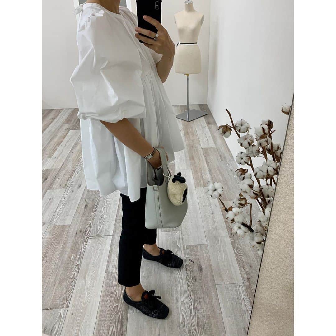 のインスタグラム：「♡ ぱふぱふ♡ 風が涼しかったから 今日はなんとか着れた♡ 先行受注で大人気だった #パフスリーブブラウス 追加が追いつかず WEBでは9末発売になりますが 阪急POPUPに並びます♡ (数はあまり多くありません🙇🏻‍♀️) ↪︎2〜3枚目 今月発売のSTORYに載ってるジレ♡ こちらは阪急POPUPで予約販売する新しいアイテムです♡ (詳細はyoriでまたUPします) モデルさんが着たら膝丈🙄 私が着たら膝下🙄 #かなシイタケ #yori_japan」