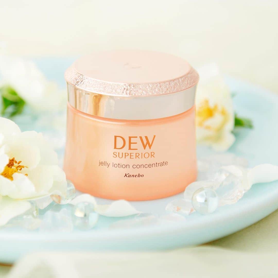 デュウ／DEW officialのインスタグラム：「🎐 肌にひんやり、格別なご褒美。 ＊ なめらかなとろみジェリーが 肌の上でとろけるようになじみ、 涼やかにうるおって、弾むようなハリ密肌へ。 ＊ 9月になってもまだまだ暑いこの季節。 ひんやり感触の心地よいテクスチャーで 涼やかなスキンケアタイムを。 ＊ ＊ DEW　スペリア　ジェリーローションコンセントレートのテクスチャーは 2枚目の動画でチェックしてみてくださいね♪ ＊ #おうち時間 #おこもり美容 #stayhome ＊ @dew_official_jp ＊ #カネボウdew #美しむ #dewで美しむ ＊ #化粧水 #ローション #ジェリー #ジェリーローション #とろみ #とろみ化粧水 #もっちり #スキンケア #スキンケアマニア #スキンケア用品 #美容好きな人と繋がりたい #スキンケア好きさんと繋がりたい #美肌 #美肌作り #保湿 #保湿ケア #うるおい #美滴 #基礎化粧品 #お気に入りコスメ #おすすめスキンケア #飲み干しコスメ」