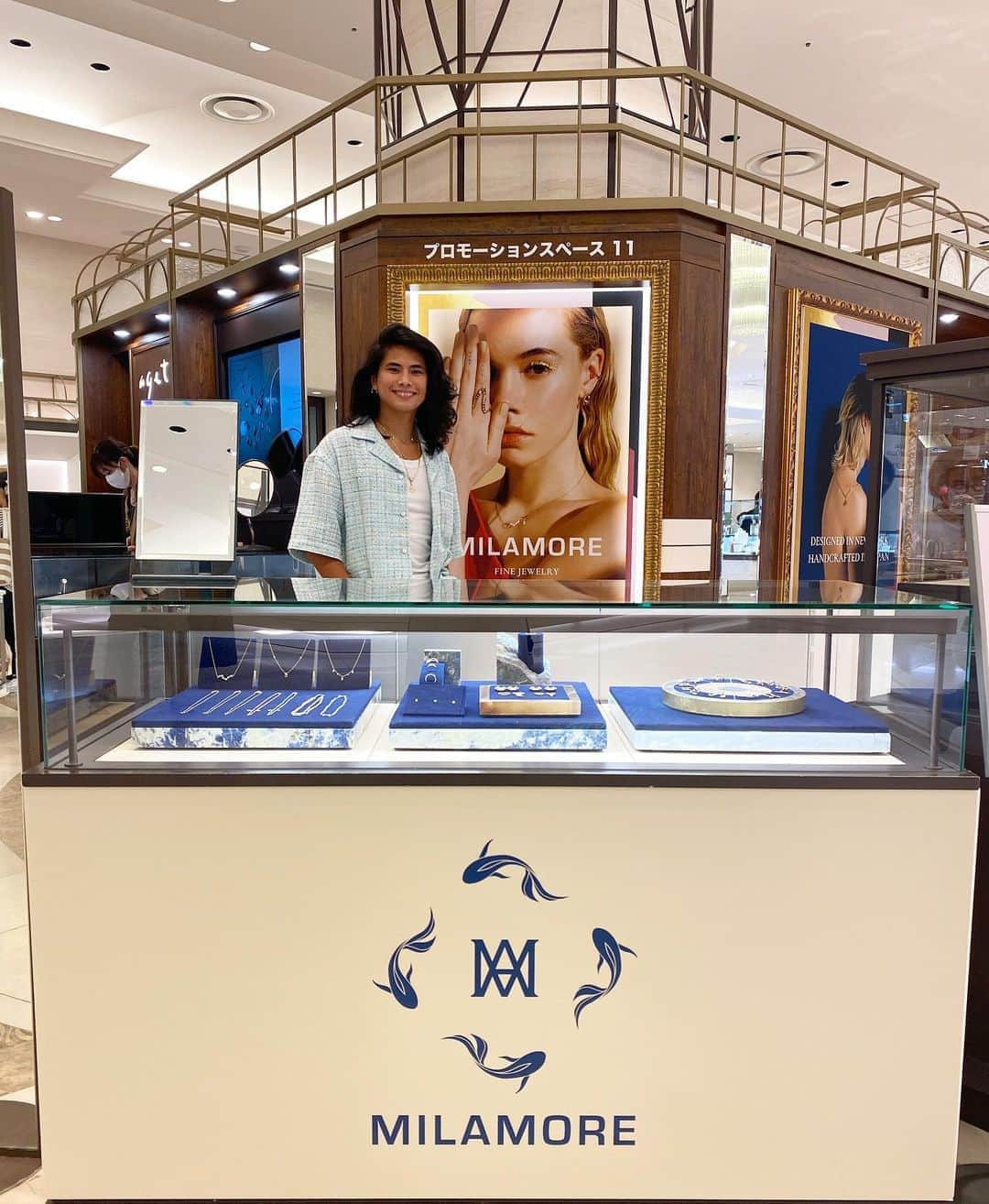 稲木ジョージのインスタグラム：「Popup at @hankyu_event starts today! Thanks so much who came over to see @milamorejewelry 😍 I’m OBSESSED and so proud of my custom made displays produced by @tobeconfirmed.studio !!  阪急うめだ本店1階でのミラモアポップアップが本日よりスタートしました！たくさんの方々にご来店いただき、本当に嬉しく思います🥺😭直接お客様とお話しする機会がなかなかないので、ブランドのフィードバックや、商品を手に取って喜んでいただいている姿を見ると、内心泣いてます😭😭😭😭 8日までやっているので、遊びにいってねー！ これから東京へ戻るけど、関西の方々は温かいし、大好きになりました🥺🥺🥺また来るねん🐙おおきにー！」