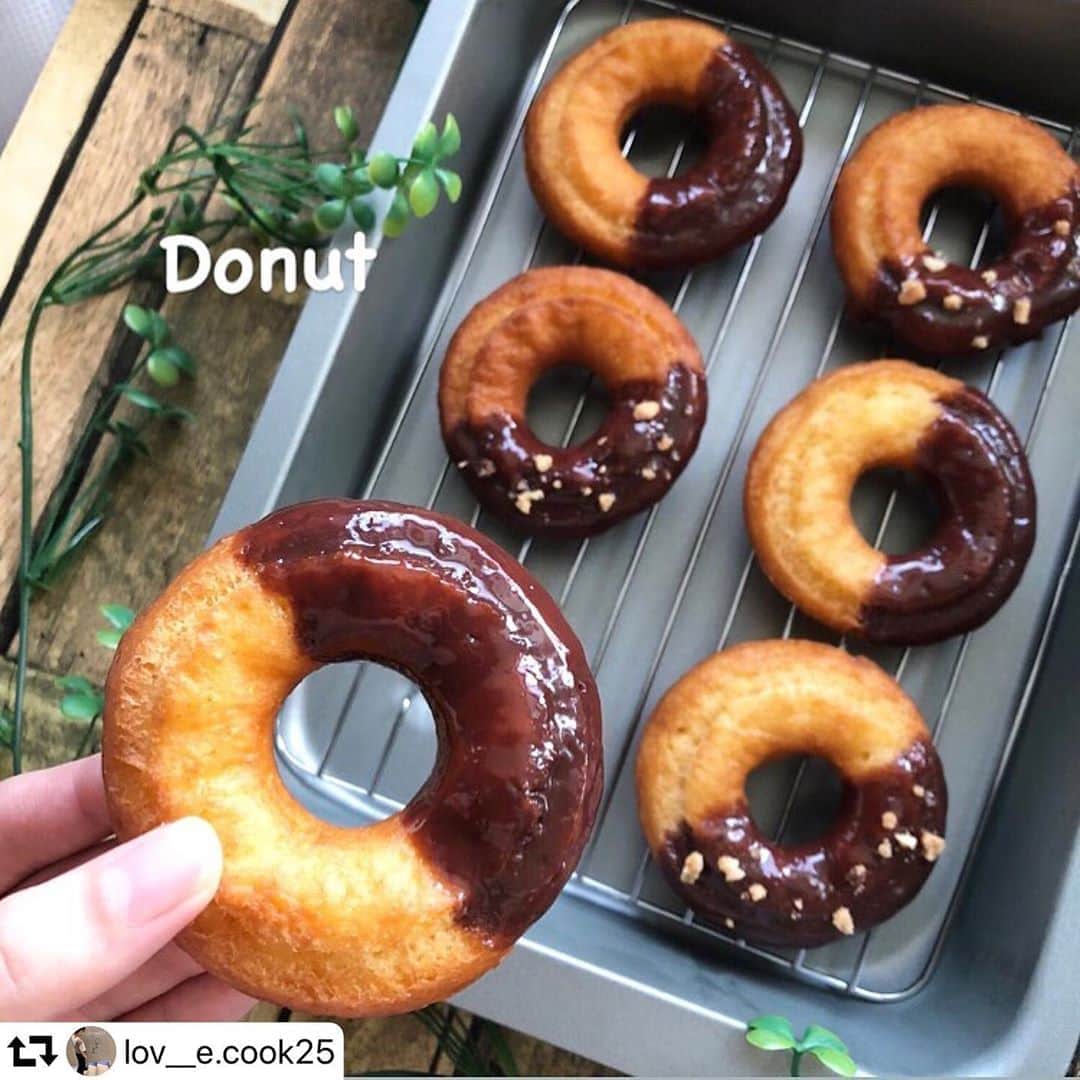 のインスタグラム：「#repost @lov__e.cook25 ・・・ ★【手作りドーナツ】★ 🌴~ 2020.0830.Sunday ~🌴 こんにちは！😊 今日は、おやつに「ドーナツ」を手作り！ドーナツの中でも1番サクサクのオールドファッションです✨ 暑い中揚げるのは大変でしたが、どーしてもドーナツが食べたくて…🤤💓 食べたいあまりに作りました！笑 半分つけたチョコレート🍫がGoodです！  もうすぐ8月も終わりですね🌻 ほんっとに早いです😖 休校があった分授業が遅れており、9月はテストがあるのでがんばります…！  今日も投稿見てくださりありがとうございます！ 明日からまた1週間頑張りましょう！☀️  【材料】ドーナツ生地  9個分 ・薄力粉40g ・ホットケーキミックス160g ・バター35g ・卵1個  #today#goodmorning #lunch#cafe  #コッタ #てづくりごはん365  #キッチングラム  #タベリー#料理記録 #sweets  #フーディーテーブル  #豊かな食卓 #マカロニメイト  #料理#おうちカフェ #cooking#cookingram  #カフェ#photography  #donuts #クスパ #料理好きな人と繋がりたい  #good#Instagram#Instafood #Instagood#follow #homemade  #homecafe」