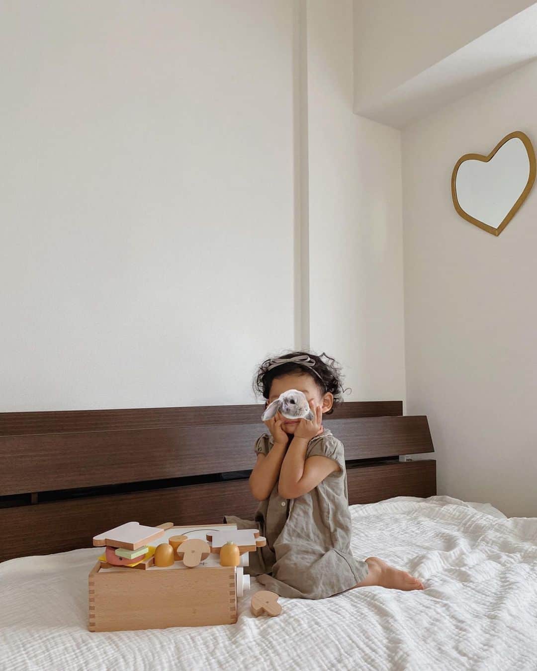 目見田早弥子のインスタグラム：「👧🏽♡ もうすぐおねえちゃんになるね、 どんな気分かな、急に赤ちゃんが来て驚くかな？」