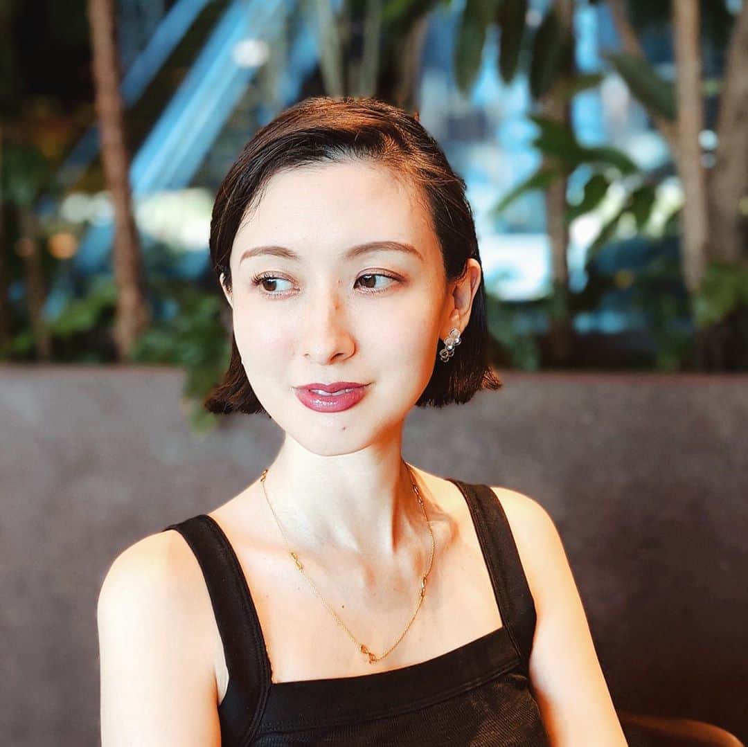 前田紀至子のインスタグラム：「あんなに暑いのを疎んでいたのに突然涼しくなって、今年はもうノースリーブを着ないのかと思うと途端に少し寂しい。  しかし気持ちを切り替えて、今日から7日まで伊勢丹新宿6階の催事場でリ・スタイルから身長が低い人や華奢な人にもおすすめの秋冬ワードローブのセレクトしています。 そして明日は19時から @isetan_shinjuku_ladies_ssize のアカウントでビューティーとファッションについて30分インスタライブのトーク配信。アカウント&お店を併せてチェックして頂ければ幸いです。  因みに最近のメイクはもっぱら目元ナチュラル。POLAのディエムクルールうずまきアイシャドウことカラーブレンドグローアイ カラー03番の登場率が9割です。アイライナーを引かない代わりにオルビスの1200円とは思えぬ限定リキッドライナーでラメをちょい乗せ。  その分ルージュはレ・メルヴェイユーズ ラデュレのスティックルージュ11番（明後日4日発売）でしっかりめに。  ベースメイクはこの秋の大本命、ドゥ・ラ・メールの新作です。  #orbis#オルビス#POLA#ディエムクルール#カラーブレンドグローアイカラー#lmladuree#新宿伊勢丹#giftedbydelamer#skincolordelamer」