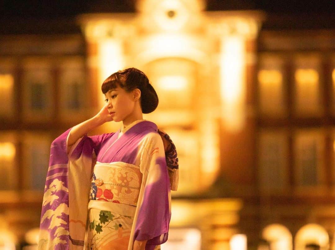 マドモアゼル・ユリアのインスタグラム：「近代建築とアンティークの着物は、同じ時代を生き抜いてきただけあって、やっぱり相性が良いなぁ👘🏛 京都きもの市場さんのウェブコンテンツ「きものと」でインタビューをして頂きました。 色んなお話をさせて頂いたので前編、後編ありますが、是非どちらもご覧ください！ プロフィールのリンクからご覧頂けます💁🏻‍♀️ @kimonoichiba #アンティーク着物　#着物 #東京駅 #kimono #和装ヘアアレンジ」