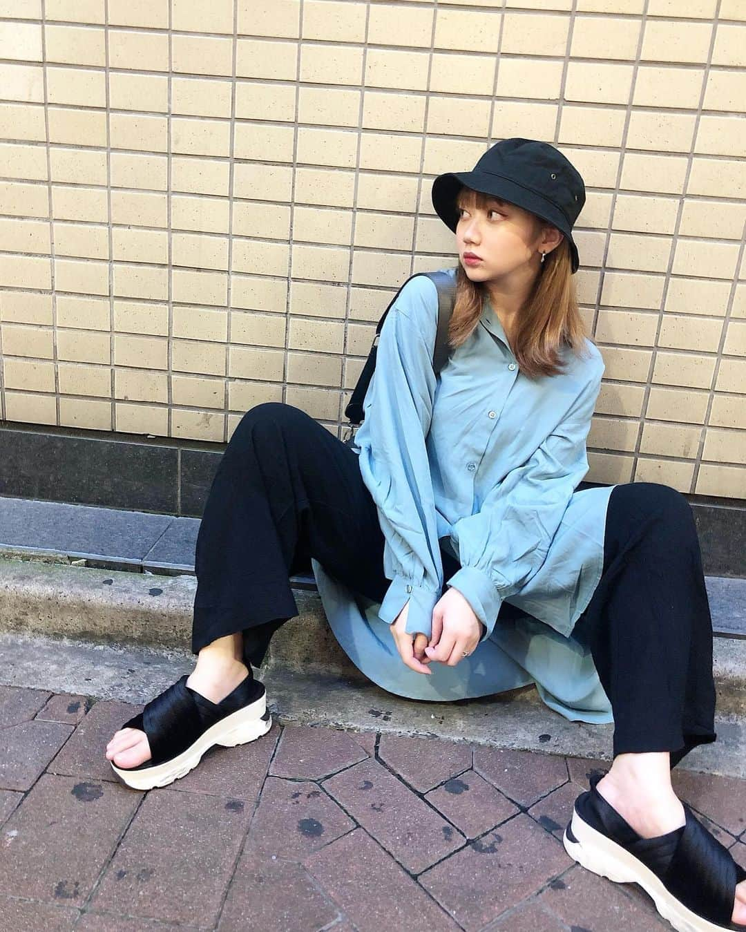 小澤しぇいんさんのインスタグラム写真 - (小澤しぇいんInstagram)「🐬🖤  珍しくブルーとブラックコーデ 実は最近ブルーにハマってる💙  #バンドカラーオーバーロングシャツ　 ブルー ¥3,990+tax → @titivatejp  153cmでMサイズを着ています！  着方によって春夏秋冬使えるロングシャツ 可愛くて色んな着回し出来るし、長めだからワンピースとしても全然着れちゃうからお気に入り♡  #titivate#ティティベイト#titivatestyle#fashion #ootd #outfit #code#ファッション#コーデ#プチプラコーデ#秋コーデ」9月2日 18時10分 - 1217_shane