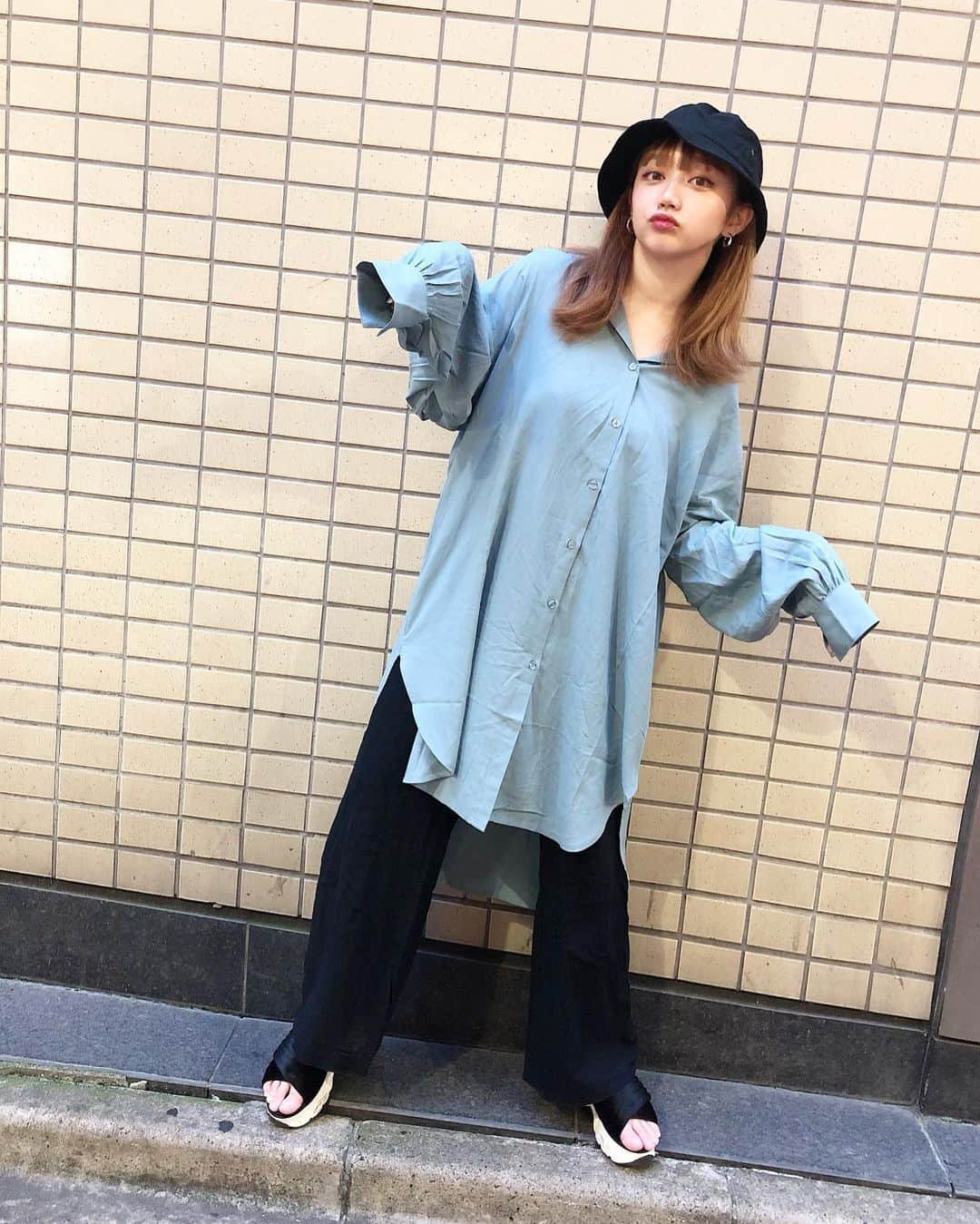 小澤しぇいんさんのインスタグラム写真 - (小澤しぇいんInstagram)「🐬🖤  珍しくブルーとブラックコーデ 実は最近ブルーにハマってる💙  #バンドカラーオーバーロングシャツ　 ブルー ¥3,990+tax → @titivatejp  153cmでMサイズを着ています！  着方によって春夏秋冬使えるロングシャツ 可愛くて色んな着回し出来るし、長めだからワンピースとしても全然着れちゃうからお気に入り♡  #titivate#ティティベイト#titivatestyle#fashion #ootd #outfit #code#ファッション#コーデ#プチプラコーデ#秋コーデ」9月2日 18時10分 - 1217_shane