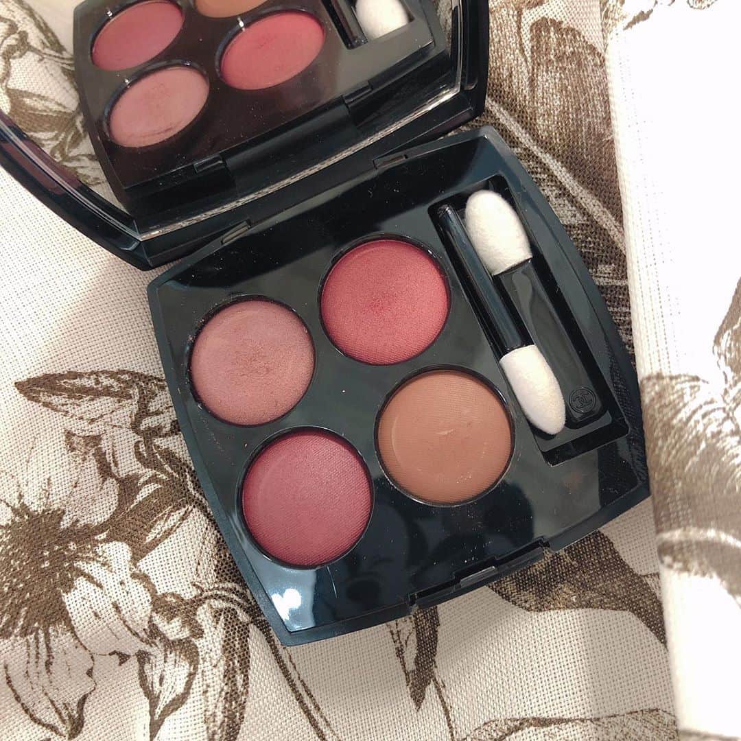 高橋里帆のインスタグラム：「@chanel.beauty  の秋冬のアイシャドウ✨ プラムカラーの女性らしいパレットはちょっぴり大人の甘さがプラスできる配色✨  秋冬は赤みのあるのパレットが多く発売されているので、一つ持っていると今っぽい旬顔になれますよ✨  キラメキカラーとマットなカラーの掛け合わせも、重ねるだけでおしゃれにそして華やかに見えます✨  シャネル　レ　キャトル　オンブル　362 #シャネル#シャドウ#コスメ#アイパレット#高橋里帆オススメ #プラム#旬顔#おしゃれ#コスメ好き#beautiful #beauty」