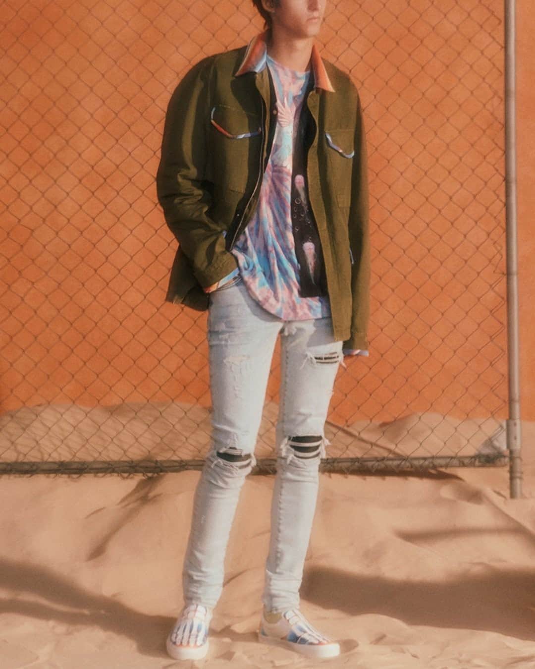 MR PORTERのインスタグラム：「Launching today, the #MRPORTERxAMIRI exclusive collection captures the spirit of the West Coast. Think Golden-State-at-sunset vibes, tie-dyed tees, grungy pastel-toned cardigans, and matching Cuban-collar shirt-and-shorts. Shop the collection at MR PORTER.」