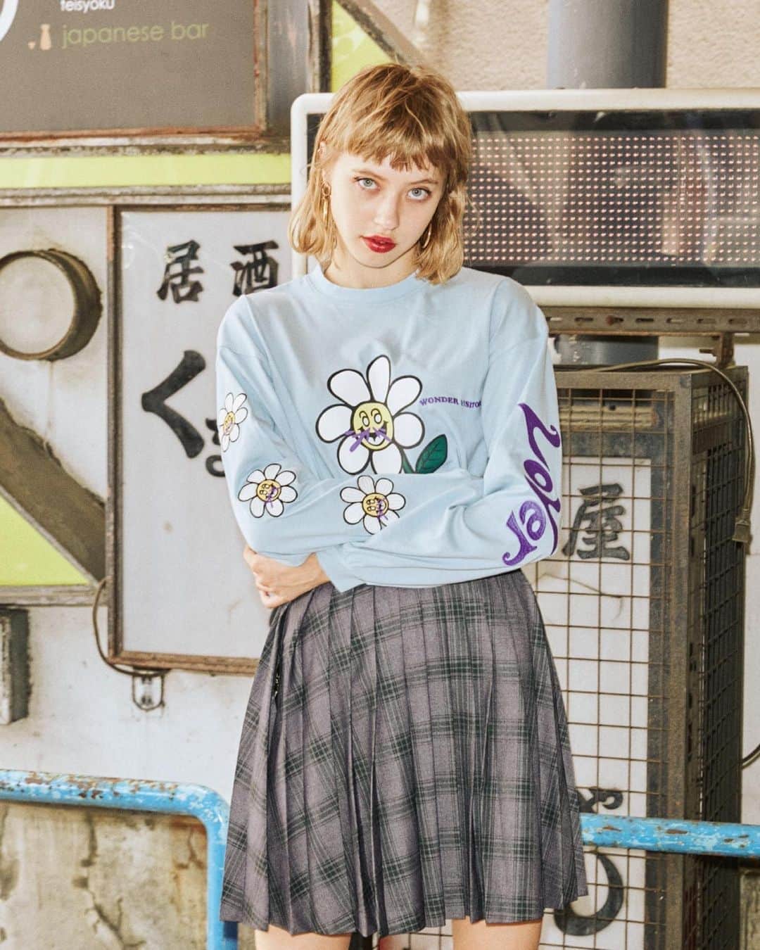 のインスタグラム：「. 【HOT ITEM】 . jouetie×WONDER VISITOR . ▼tops WONDER VISITOR ロンT ￥7,700(tax in) O.WHT/BLK/PNK/ICE . ▼skirt ニーレングスプリーツスカート ￥6,600(tax in) BLK/GRN/PPL/BRN . @jouetie_official TOPページURLからチェック✔️ 商品詳細は画像をタップ🛒📌 . #jouetie #jouetie2020aw #jouetie_ootd #fashion #autumn #winter #street #mixstyle #ジュエティ」