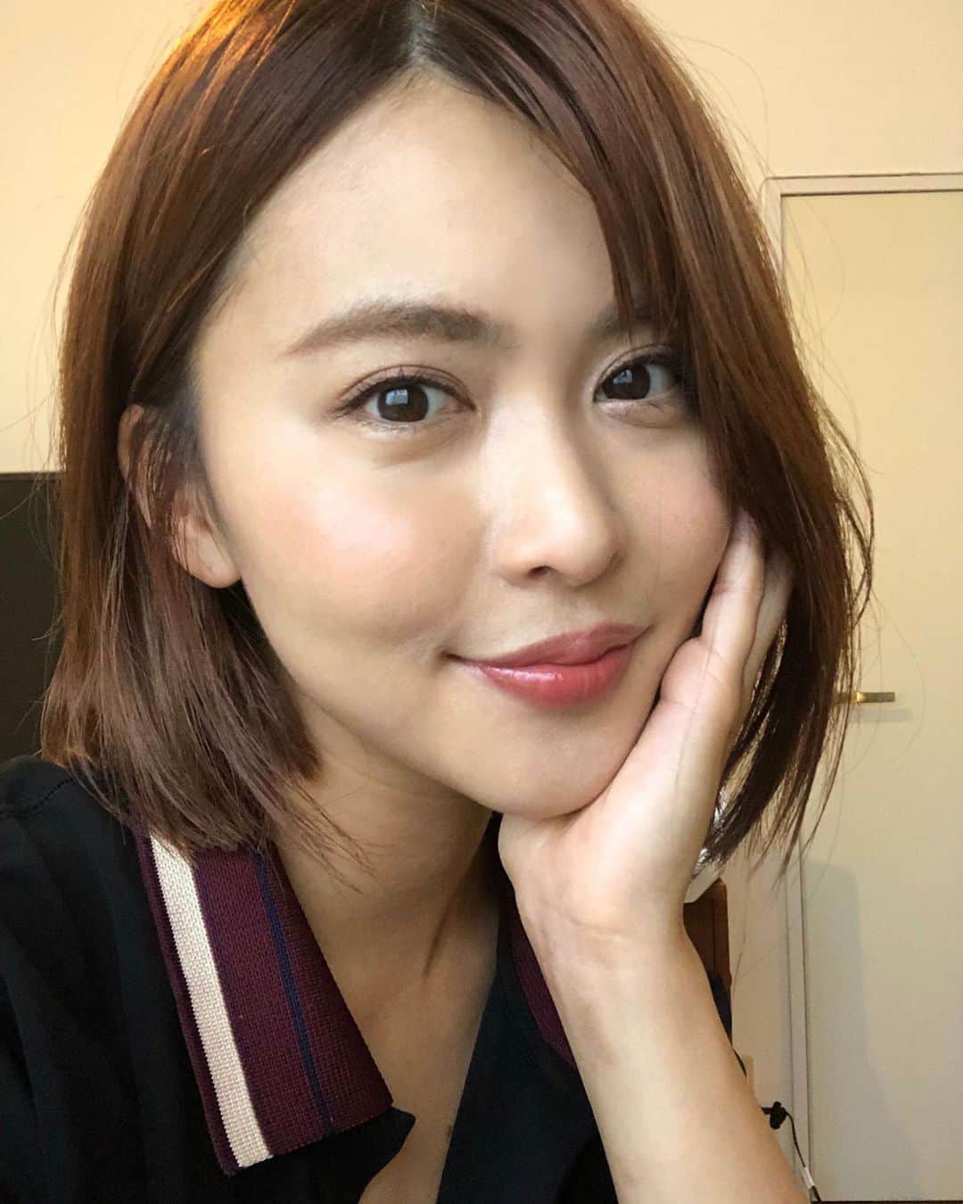 のインスタグラム：「#ThePick transeasonal makeup ideas : summer to autumn 2020﻿ ﻿ 【The Pick】 リップ＆チークをつけて秋の顔﻿ ﻿ 📎「しばらくチークレスのメイクをしていましたが、夏の終わりからやっぱりチークって可愛いなと ！」﻿ by 三原勇希 (TV & ラジオパーソナリティ、モデル)﻿ ﻿ 「オサジのクリームタイプのチークで、ほんのり火照ったような血色をプラス。今年もいい感じに日焼けしたので、リップはローズ系よりも、深みのあるコーラルや赤系が自分には似合いそう。そのぶん目元はカラーよりも質感重視のメイクに。アイブローは髪色に合わせたピンク系がお気に入りです」﻿ ﻿ #TFP #TheFashionPost #三原勇希 #YuukiMihara #Celvoke #セルヴォーク #OSAJI #オサジ﻿」