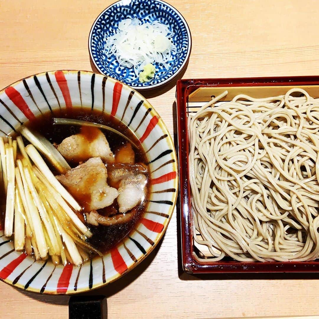 志摩有子さんのインスタグラム写真 - (志摩有子Instagram)「今年は食べられないかと諦めていた甲賀さんの期間限定の豚ニラせいろ。9月半ばまで期間延長で無事に頂けた。豚ばらのコクと黄ニラの香りと食感がよく合う逸品。ぜし。  #豚ニラそば  #期間限定 #期間延長」9月2日 18時08分 - ariko418