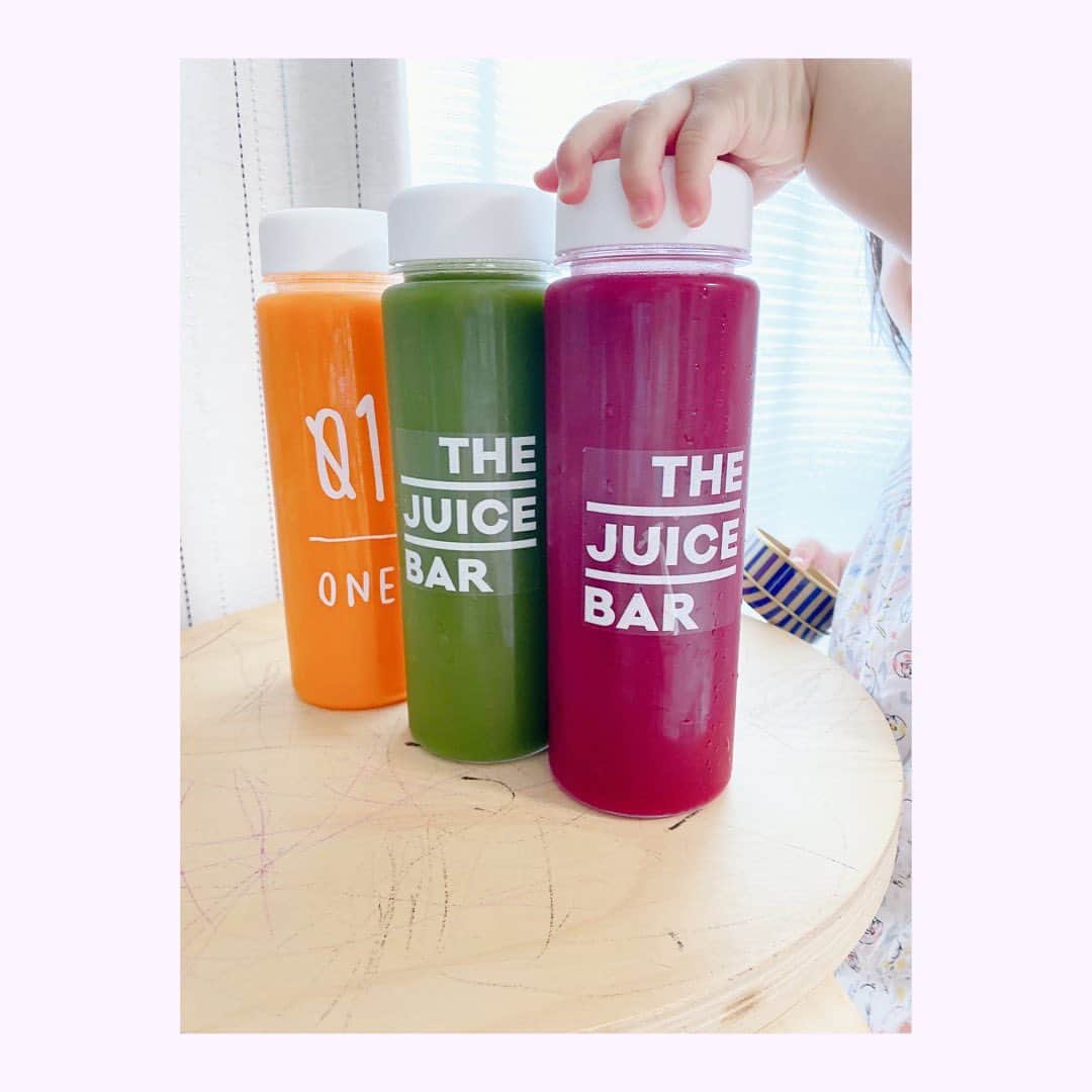 小塚舞子のインスタグラム：「THE JUICE  BAR(@thejuicebarlife ) 毎月やりたいジュースクレンズ。 コールドプレスジュース高すぎ問題で 諦めムードでしたが 安くて美味しくて栄養たっぷりなジュースが。 西代さんの弟さんのお店で そういえばロケ中にごちそうになったことを思い出して 買いに行ってみました！ ジュースの選び方次第ですが(種類とか本数とか) だいたい一日5000円くらいでいける。 コーヒーくらいの値段でサクッと飲むこともできる。 次はいつやろうかなー 頭がスッキリする感じとか、身体のむくみが全部取れる感じとか とにかく自分がリセットされるのが気持ちいい。 朝早めにいくのがおすすめです！  椅子の落書きは色とりどりのジュースをイメージしてくれたと思いたいうたちゃんの作品👶  #thejuicebar #大阪コールドプレスジュース #ジュースクレンズ」