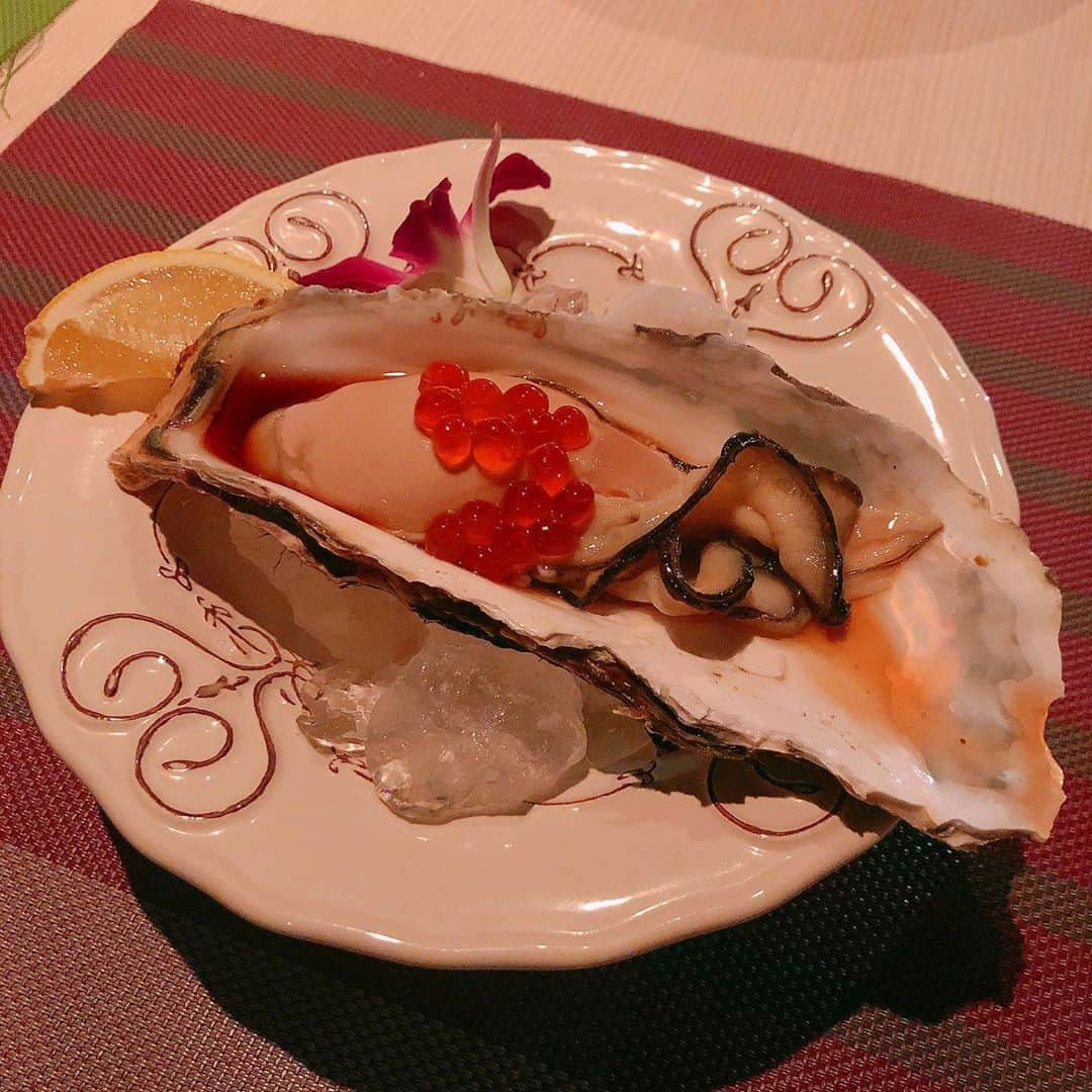 美沙玲奈のインスタグラム：「♡♡♡  #牡蠣 #美味 #好き #海のミルク#飯テロ #海鮮 #貝」
