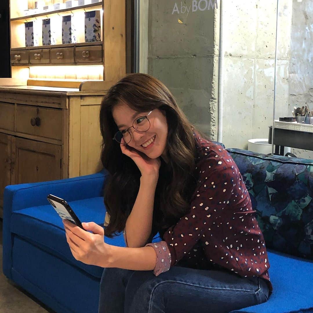 キム・ソンウンさんのインスタグラム写真 - (キム・ソンウンInstagram)「엄마생신인데.. 애셋 맡기고 방송하러 가요 😭 맘이 안좋지만 그래도 열씸히✌🏻 . 요즘 집에만 있으니 핸드폰을 더 많이 만지는거 같아요! 특히 밤에 누워서 어둠속에서... 그러면 안되는거 알면서도 그 시간이 나름 힐링타임이라~~😢 눈 건강이 참 중요한데.. 그래서 요즘 눈건강을 예방하려고 블루라이트 차단되는 안경을 쓰려고 노력해요^^ 오늘 #스타일프로포즈 에서 블루라이트 차단되는 티타늄 안경 소개 하니까요! 관심 있었던 분들 10:50에 NS홈쇼핑에서 만나요👋🏻 #구성대박인거안비밀 @style.propose @ns_homeshopping」9月2日 18時14分 - ssung916