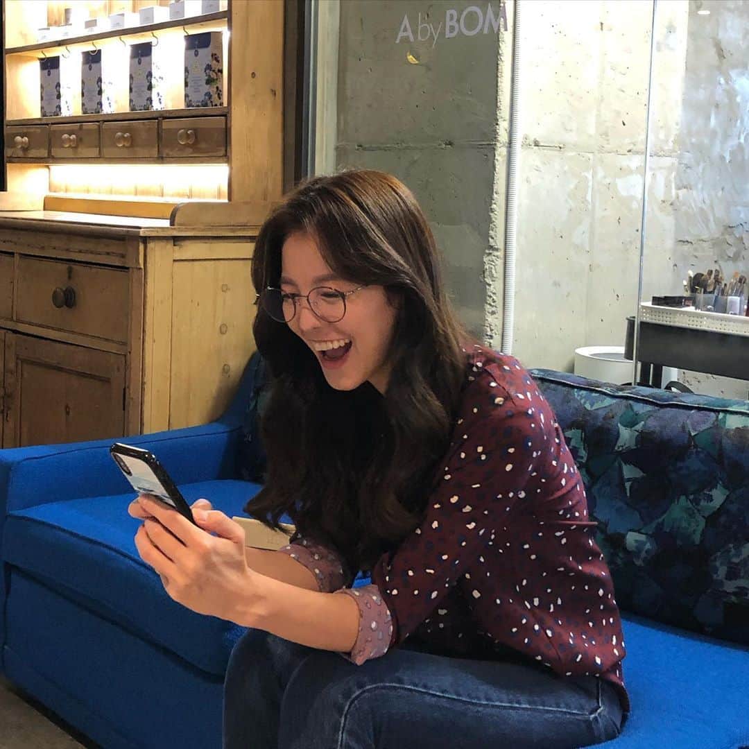 キム・ソンウンさんのインスタグラム写真 - (キム・ソンウンInstagram)「엄마생신인데.. 애셋 맡기고 방송하러 가요 😭 맘이 안좋지만 그래도 열씸히✌🏻 . 요즘 집에만 있으니 핸드폰을 더 많이 만지는거 같아요! 특히 밤에 누워서 어둠속에서... 그러면 안되는거 알면서도 그 시간이 나름 힐링타임이라~~😢 눈 건강이 참 중요한데.. 그래서 요즘 눈건강을 예방하려고 블루라이트 차단되는 안경을 쓰려고 노력해요^^ 오늘 #스타일프로포즈 에서 블루라이트 차단되는 티타늄 안경 소개 하니까요! 관심 있었던 분들 10:50에 NS홈쇼핑에서 만나요👋🏻 #구성대박인거안비밀 @style.propose @ns_homeshopping」9月2日 18時14分 - ssung916